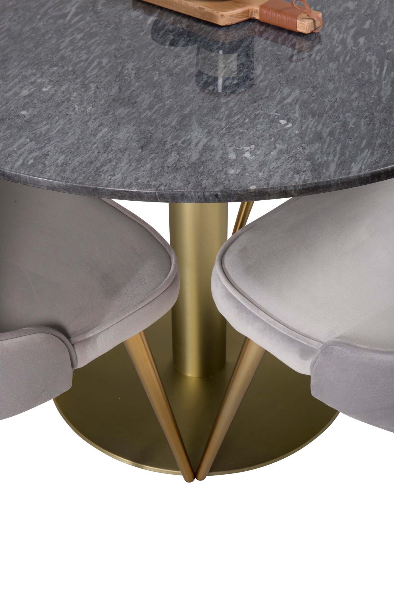 Elegantes Esszimmerset mit runder Marmortischplatte und ergonomischen Samtstühlen für stilvolle Momente und höchsten Komfort in Ihrem Zuhause.