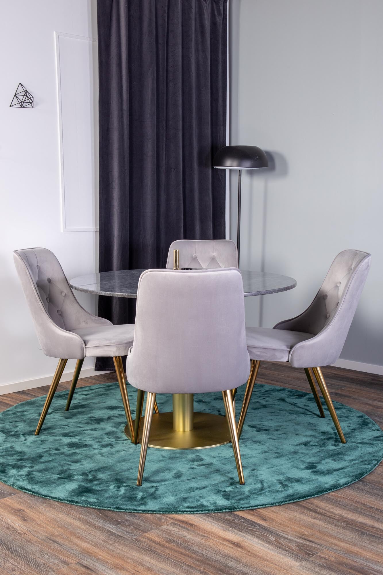 Stilvolles Esszimmerset mit runder Marmortischplatte und luxuriösen Samtstühlen für unvergessliche Dinnerabende und modernes Wohndesign.