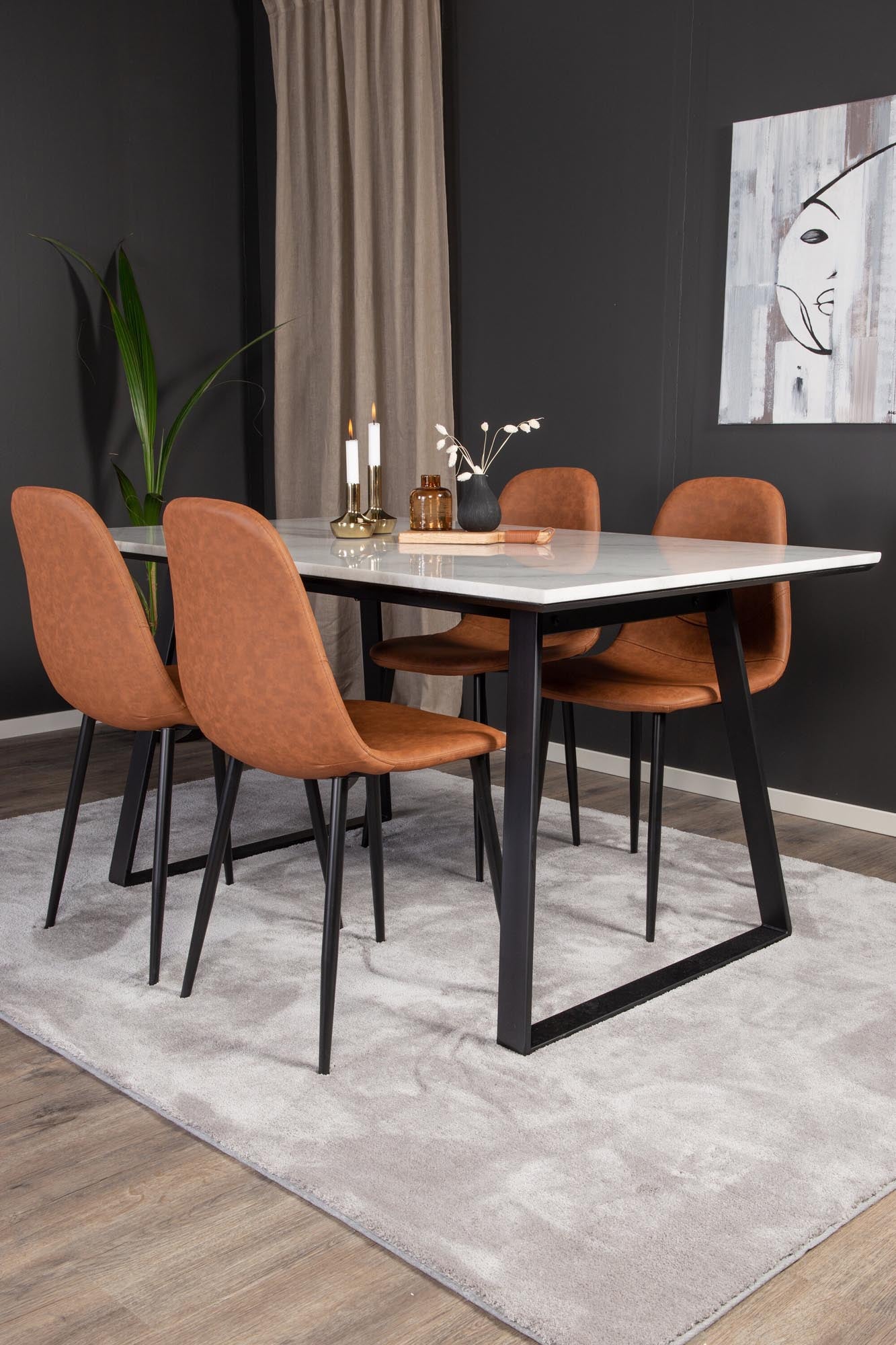 Elegantes Esszimmerset Estelle + Polar: Moderner Tisch und bequeme Stühle für gesellige Abende und einladende Atmosphäre.