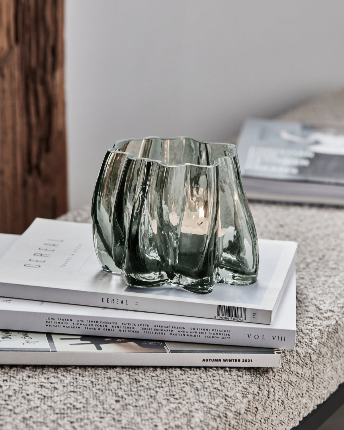 Teelichthalter, HDCurva, Rauchgrau in Rauchgrau präsentiert im Onlineshop von KAQTU Design AG. Kerzenständer ist von House Doctor