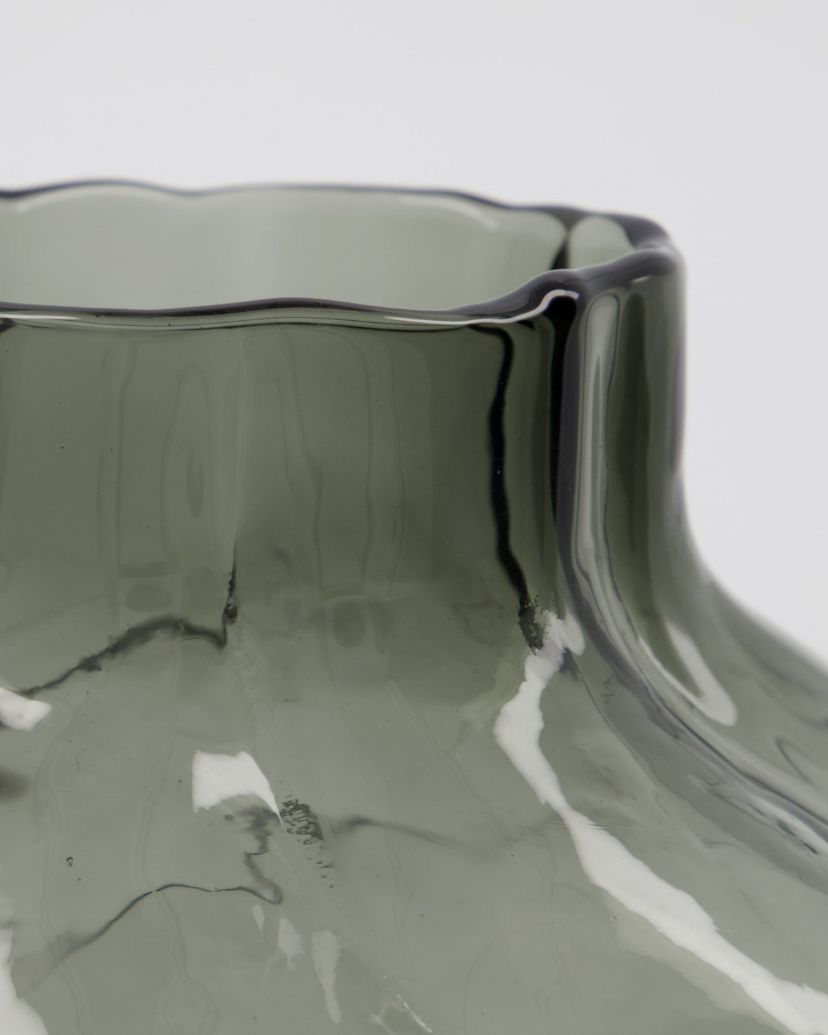 Rauchgraue Glasvase HDTurn von House Doctor mit Wirbellinien im Glas