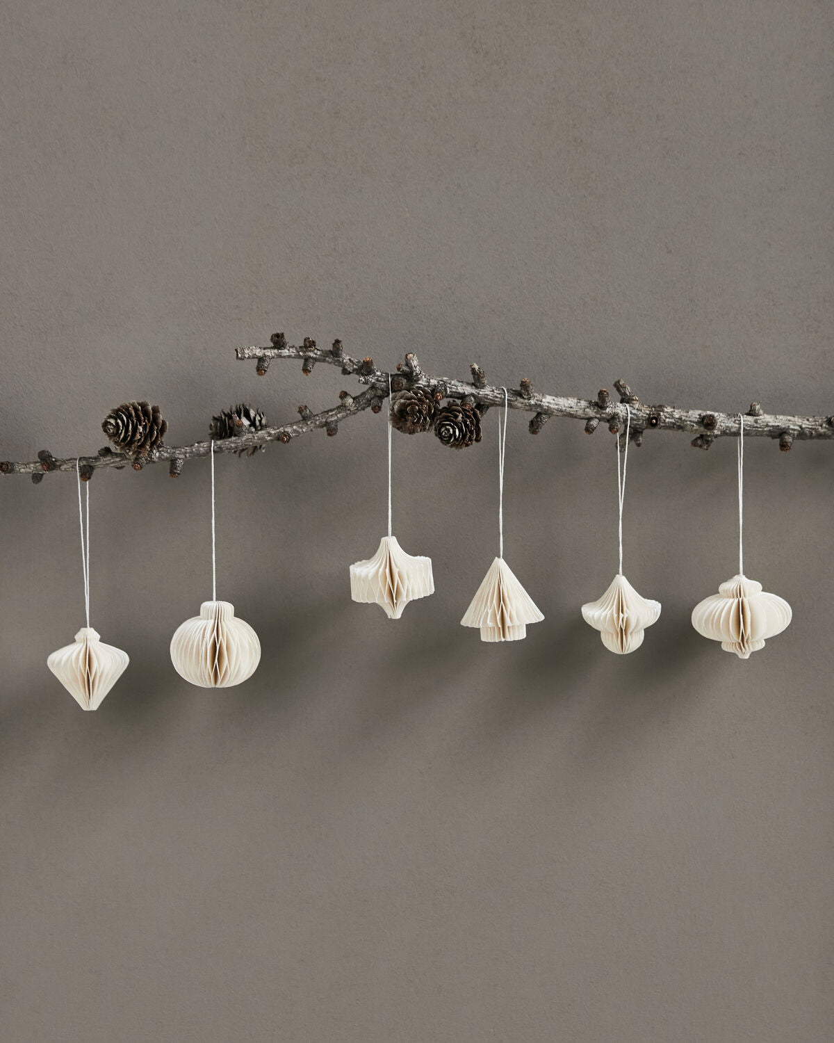 Ornamente, HDComb, Off-White in Off-White präsentiert im Onlineshop von KAQTU Design AG. Weihnachtszubehör ist von House Doctor