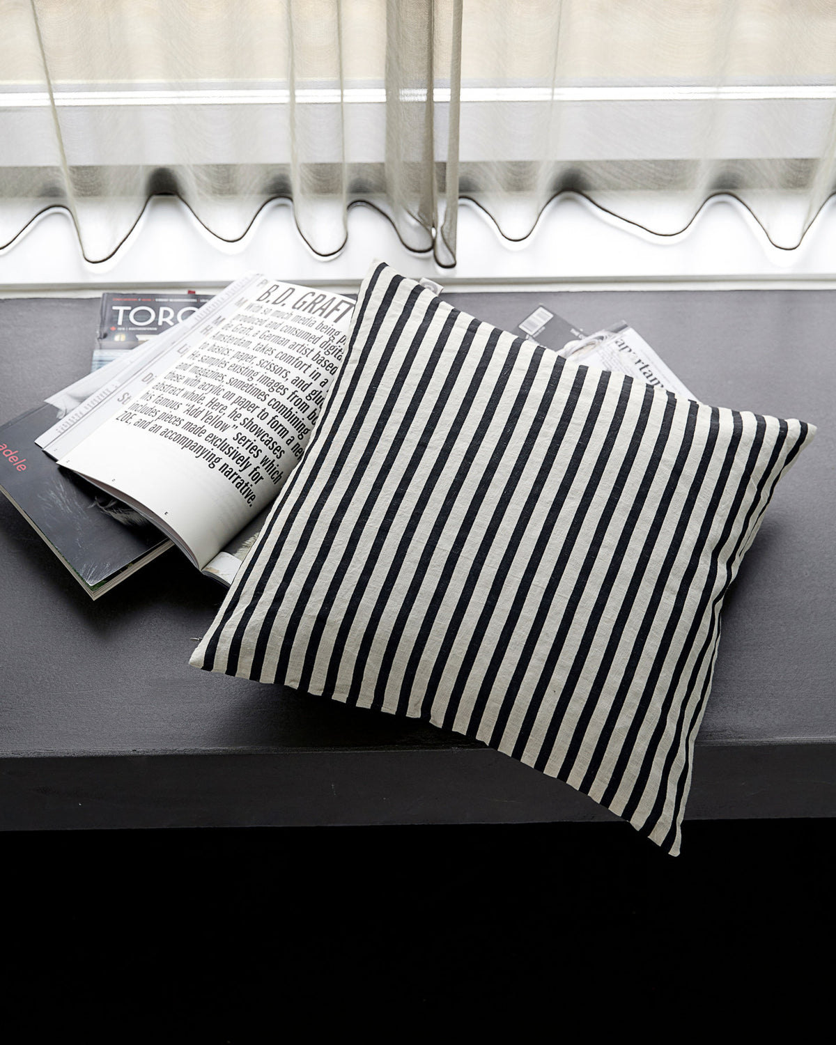 Kissenbezug, Stripe in Schwarz/Grau präsentiert im Onlineshop von KAQTU Design AG. Deko Kissenbezug ist von House Doctor