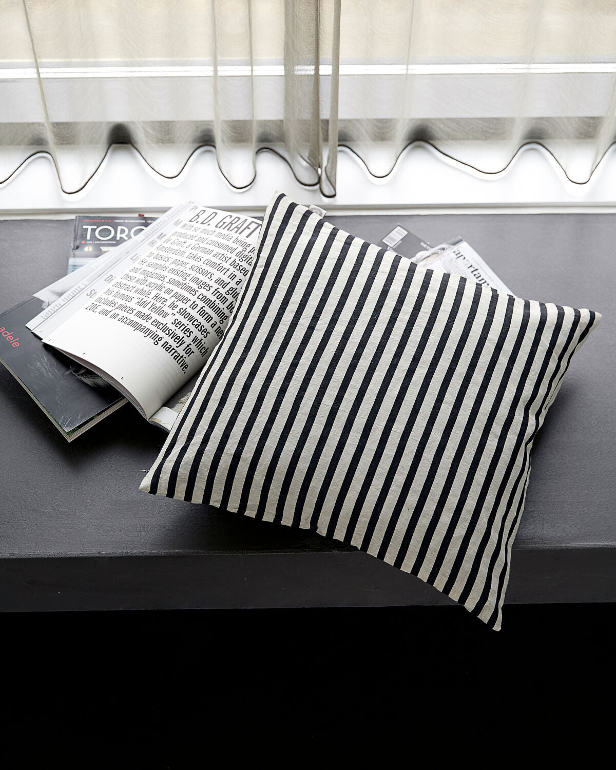Kissenbezug, Stripe in Schwarz/Grau präsentiert im Onlineshop von KAQTU Design AG. Deko Kissenbezug ist von House Doctor