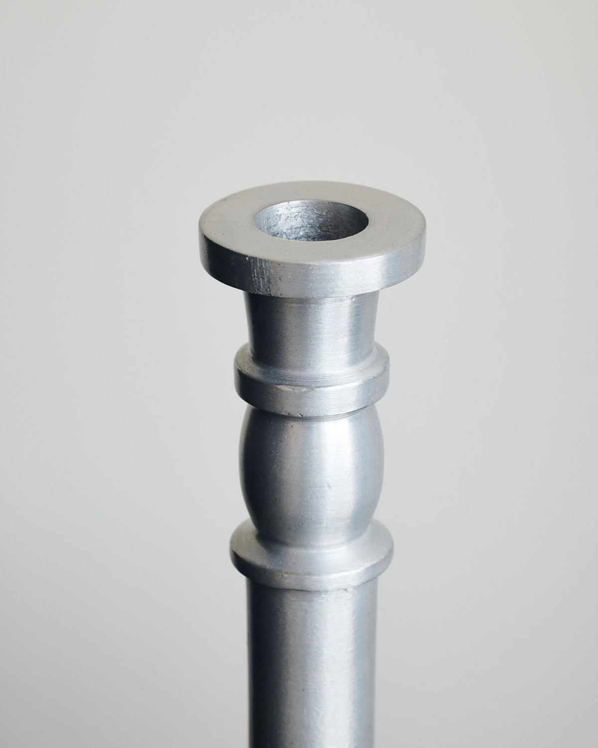 Kerzenständer, Jersey in Silber oxidiert präsentiert im Onlineshop von KAQTU Design AG. Einzelleuchter ist von House Doctor
