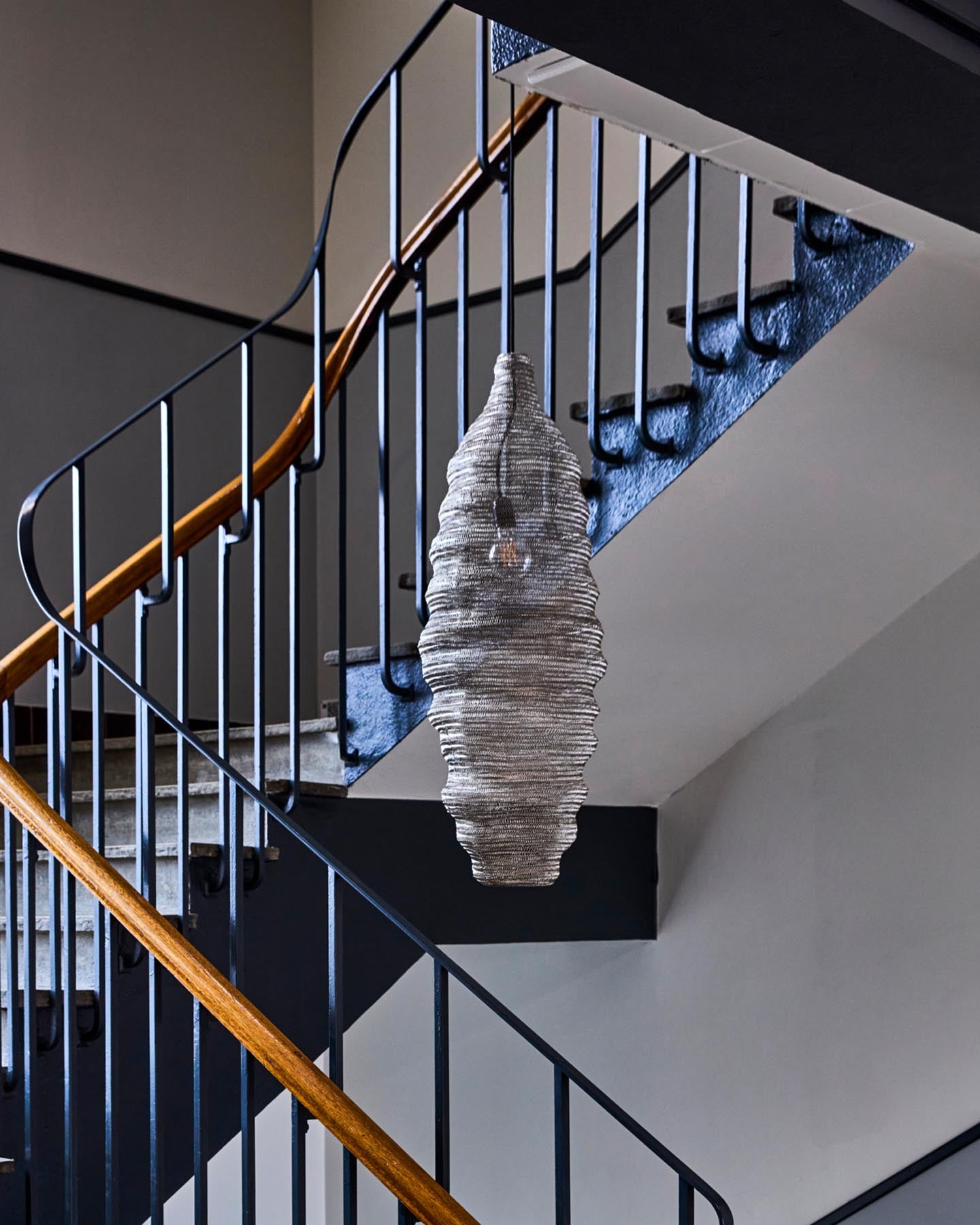 Entdecken Sie die stilvolle HDMesh Pendelleuchte von House Doctor. Mit ihrem einzigartigen gebürsteten Silber-Finish und industriellem Design setzt sie elegante Akzente in jedem Raum.