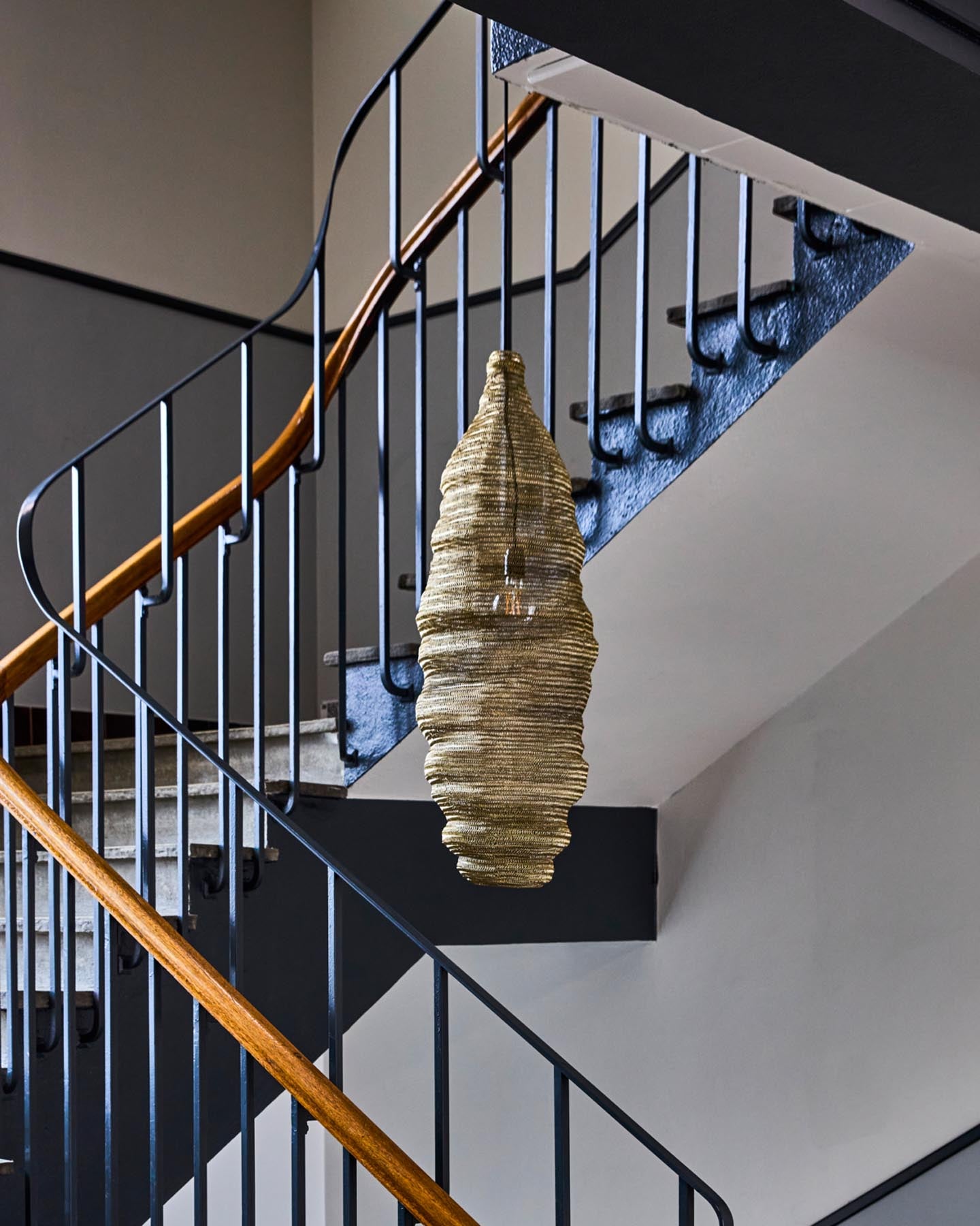 Entdecken Sie die elegante HDMesh Pendelleuchte von House Doctor mit antikem Champagner-Silber-Finish. Handgefertigt, stilvoll und vielseitig einsetzbar.