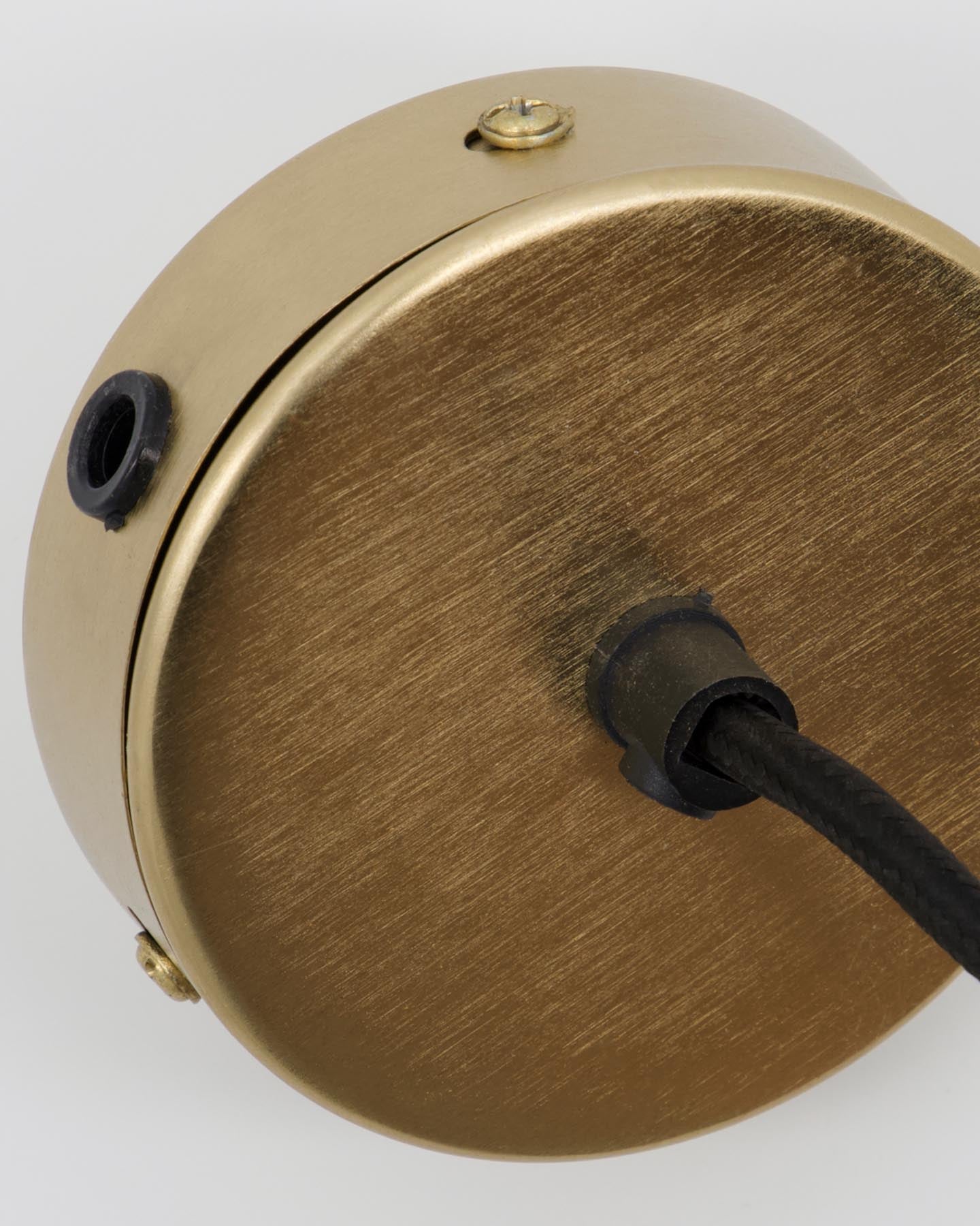 Verleihen Sie Ihrem Zuhause mit der HDMesh Pendelleuchte von House Doctor einen Hauch von Eleganz. Handgefertigt, mit antikem Champagner-Silber-Finish und einzigartigem Netzdesign.