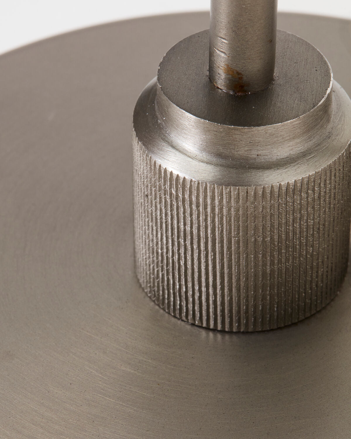Elegante Tischleuchte HDBoston in Gunmetal-Grau, ideal für stilvolle Akzente und gemütliche Atmosphäre in jedem Raum.