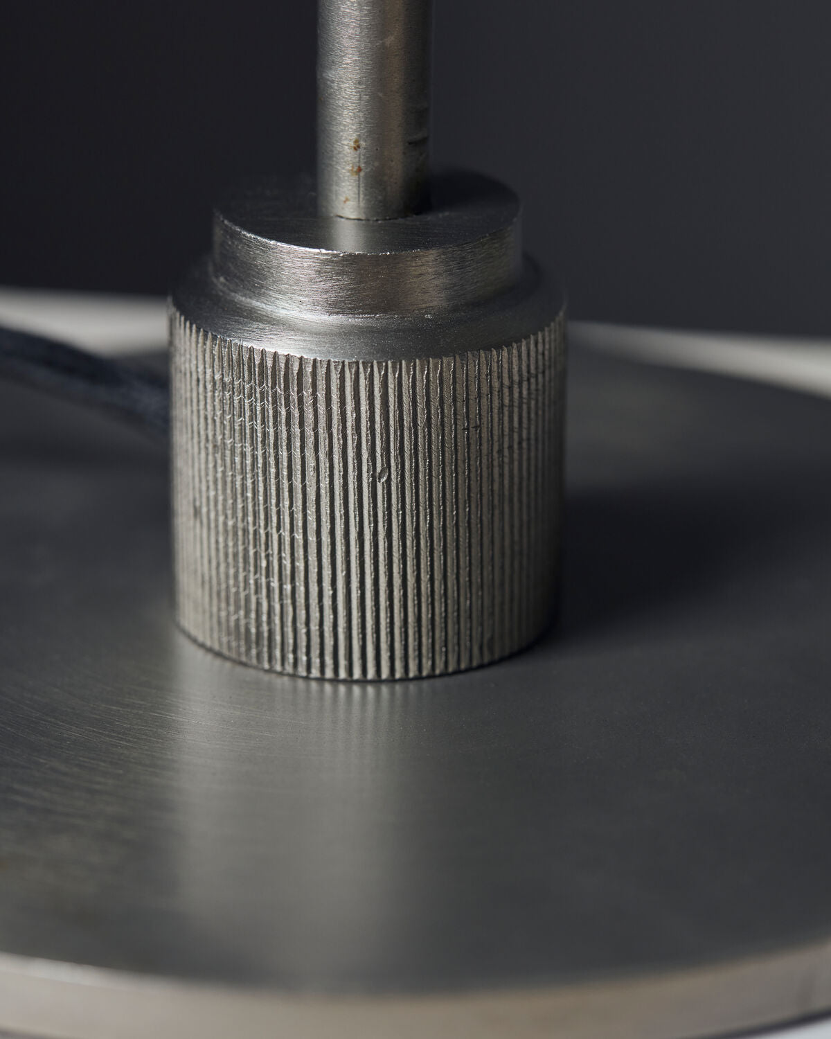 Moderne Tischleuchte HDBoston in edlem Gunmetal-Grau, perfekt für stimmungsvolle Beleuchtung und zeitgemäße Einrichtung.