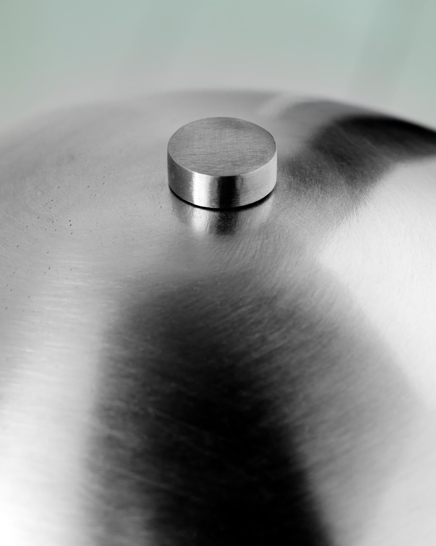 Entdecken Sie die elegante Tischleuchte HDRoomie von House Doctor. Handgefertigt mit gebürstetem Silber-Finish, ideal für stimmungsvolle Beleuchtung.