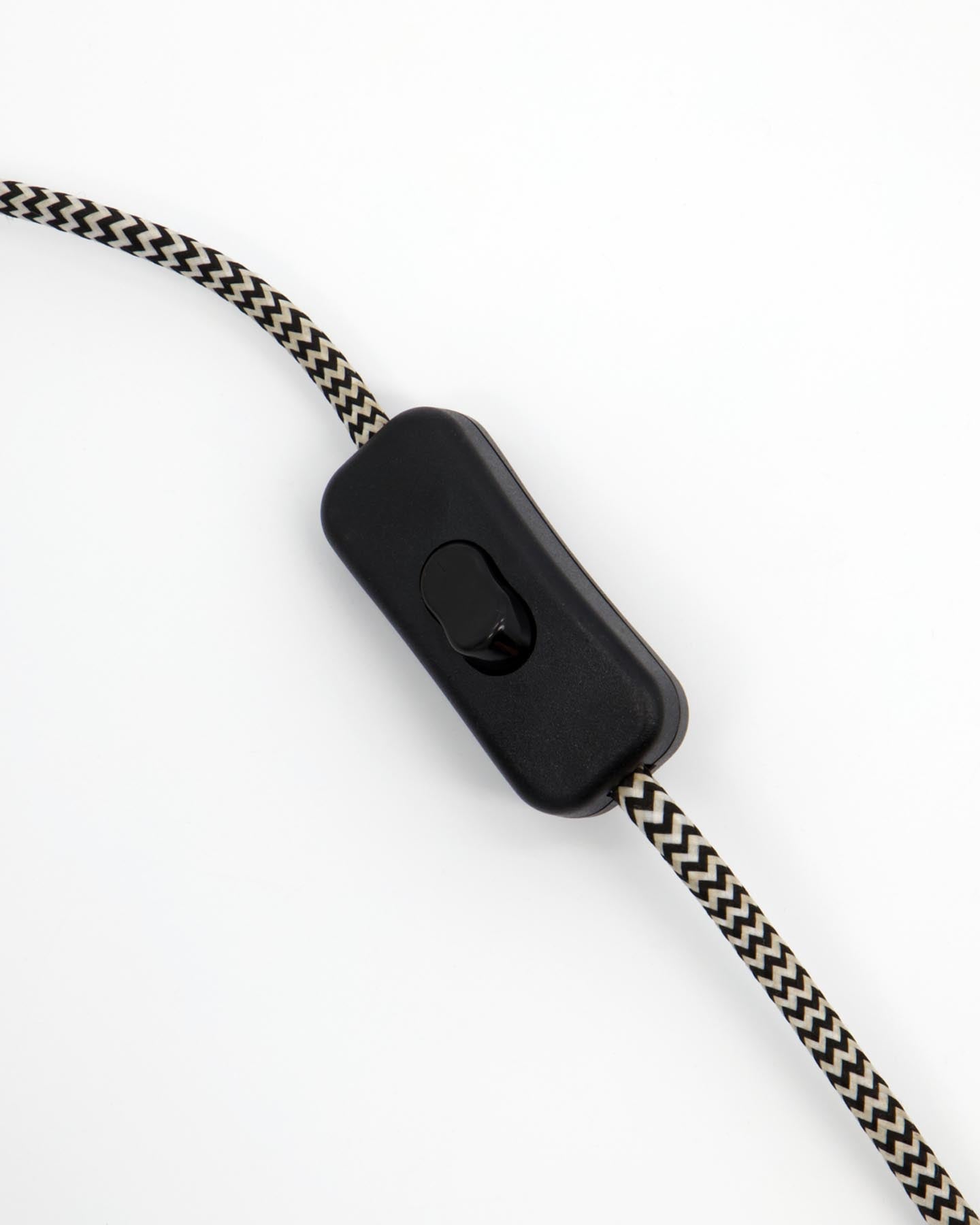 Setzen Sie mit der eleganten Tischleuchte HDRoomie von House Doctor in gebürstetem Silber stilvolle Akzente und genießen Sie stimmungsvolles Licht.