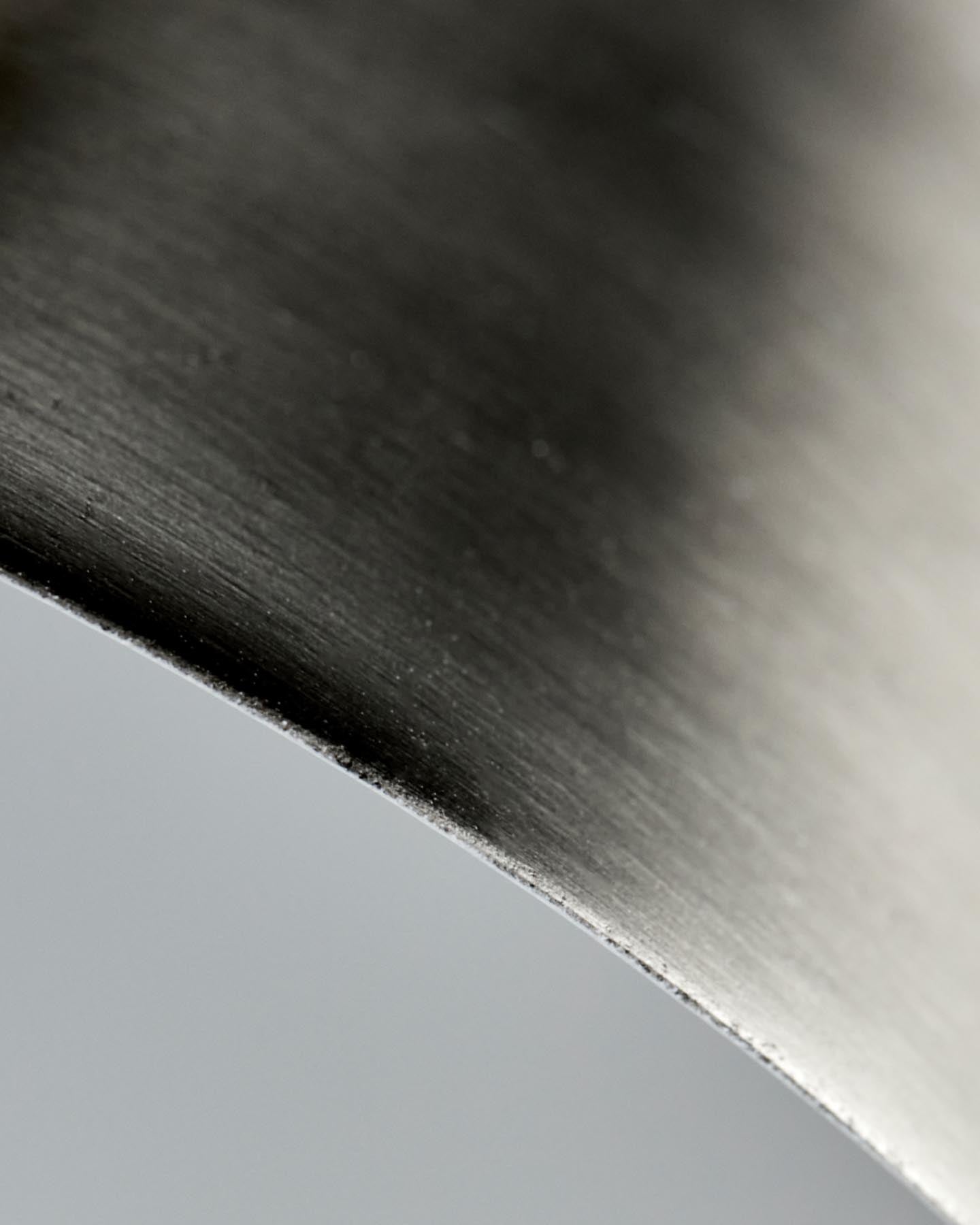 Erleben Sie die Wandleuchte HDGame von House Doctor – ein elegantes Lichtdesign mit gebürstetem Silber und praktischem, justierbarem Schirm.