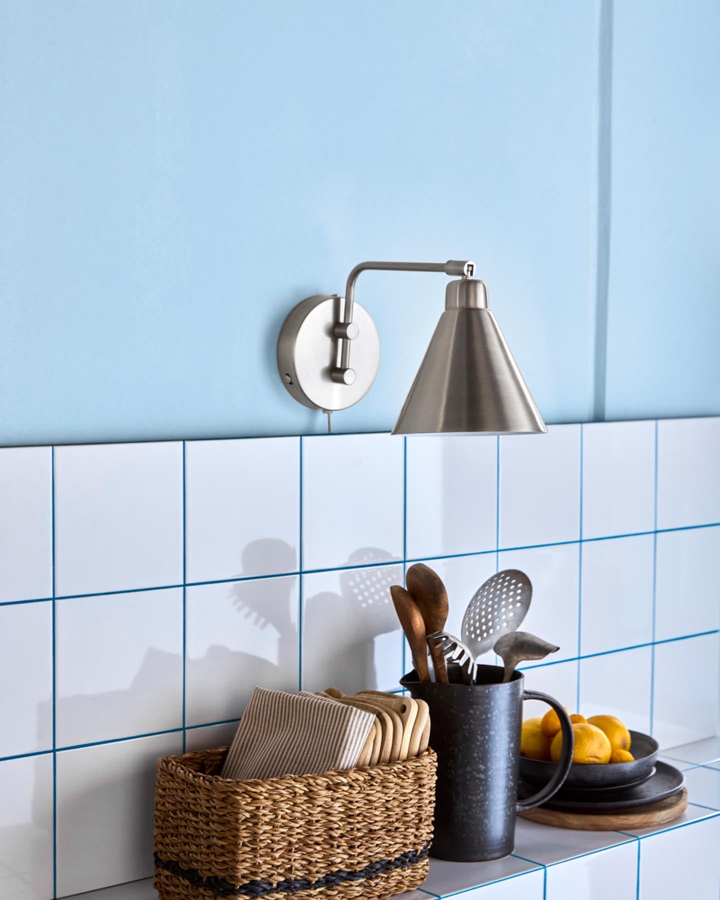 Entdecken Sie die Wandleuchte HDGame von House Doctor – ein stilvolles, handgefertigtes Lichtobjekt mit modernem Silber-Finish und flexiblem Design.