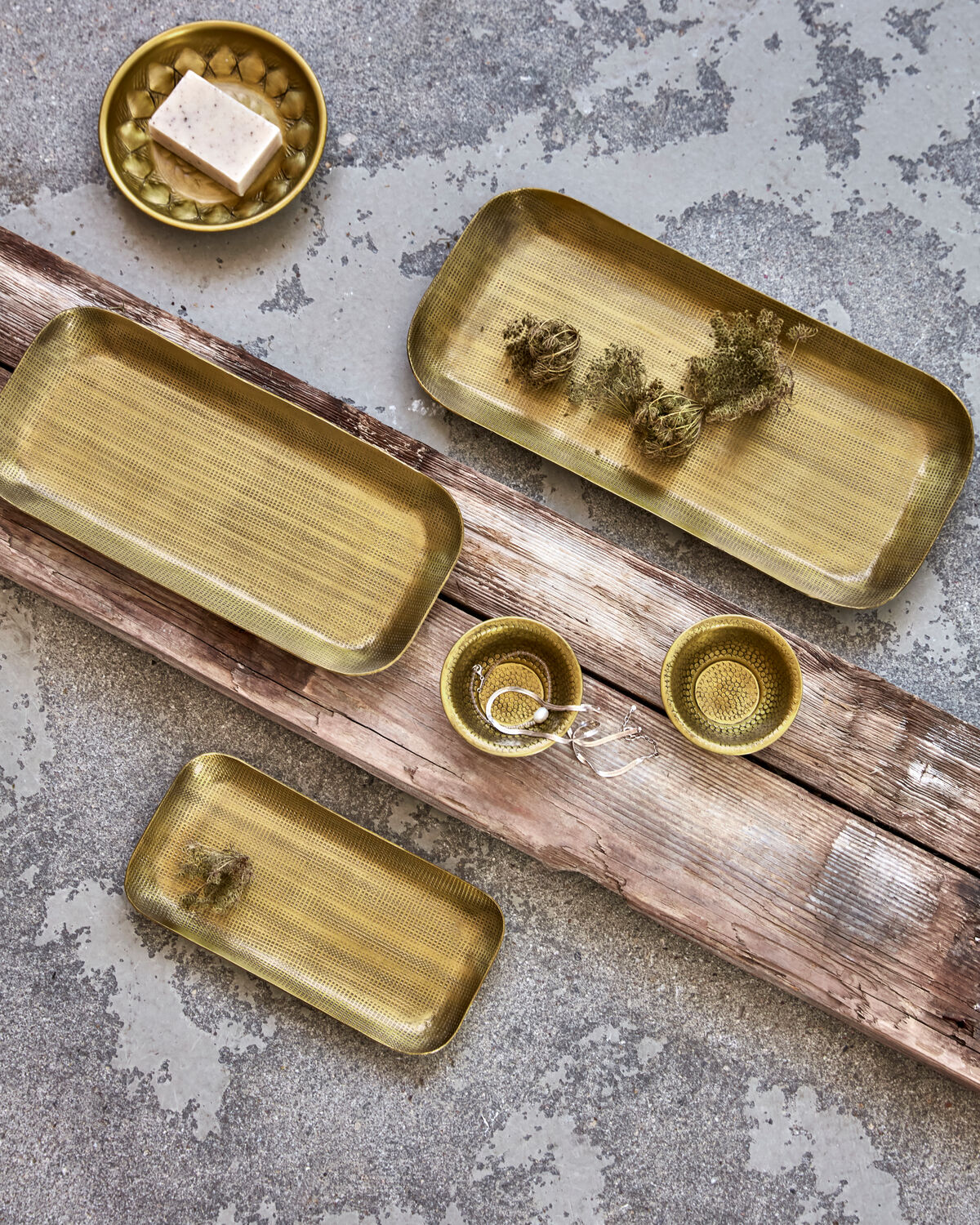 Tabletts, HDPlato, Gold in Gold präsentiert im Onlineshop von KAQTU Design AG. Tablett ist von House Doctor