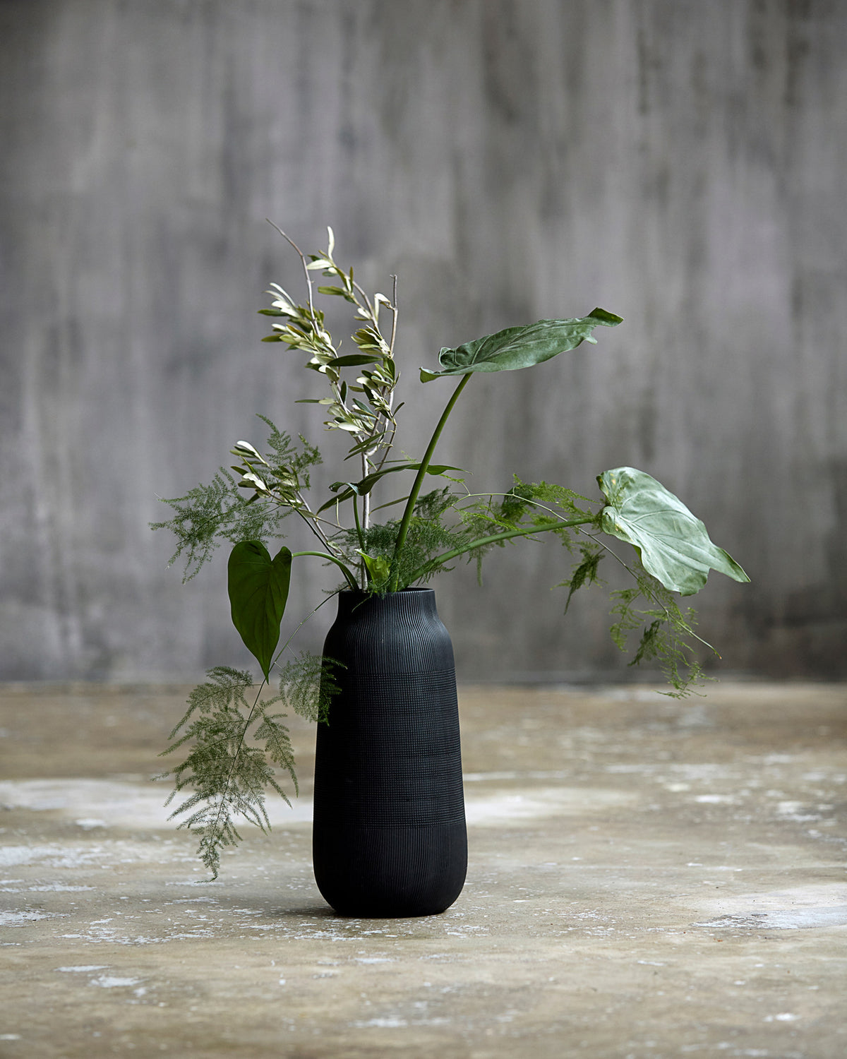 Vase, Groove in Schwarz präsentiert im Onlineshop von KAQTU Design AG. Vase ist von House Doctor