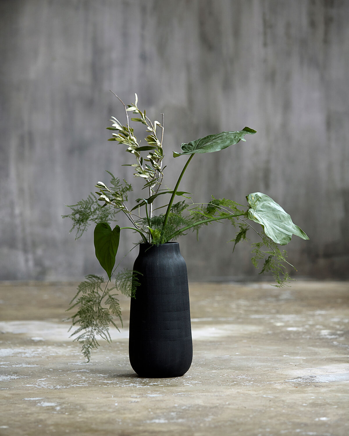 Vase, Groove in Schwarz präsentiert im Onlineshop von KAQTU Design AG. Vase ist von House Doctor
