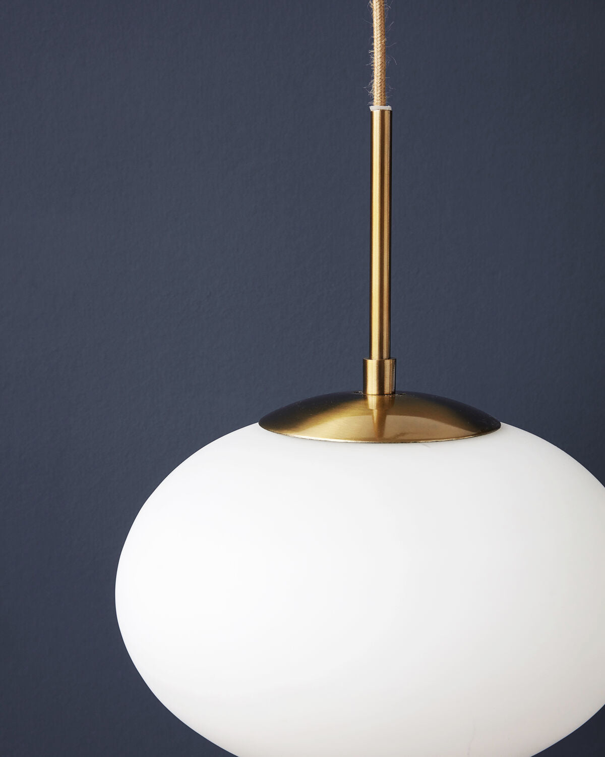 Lampe, Opal in Weiss präsentiert im Onlineshop von KAQTU Design AG. Pendelleuchte ist von House Doctor