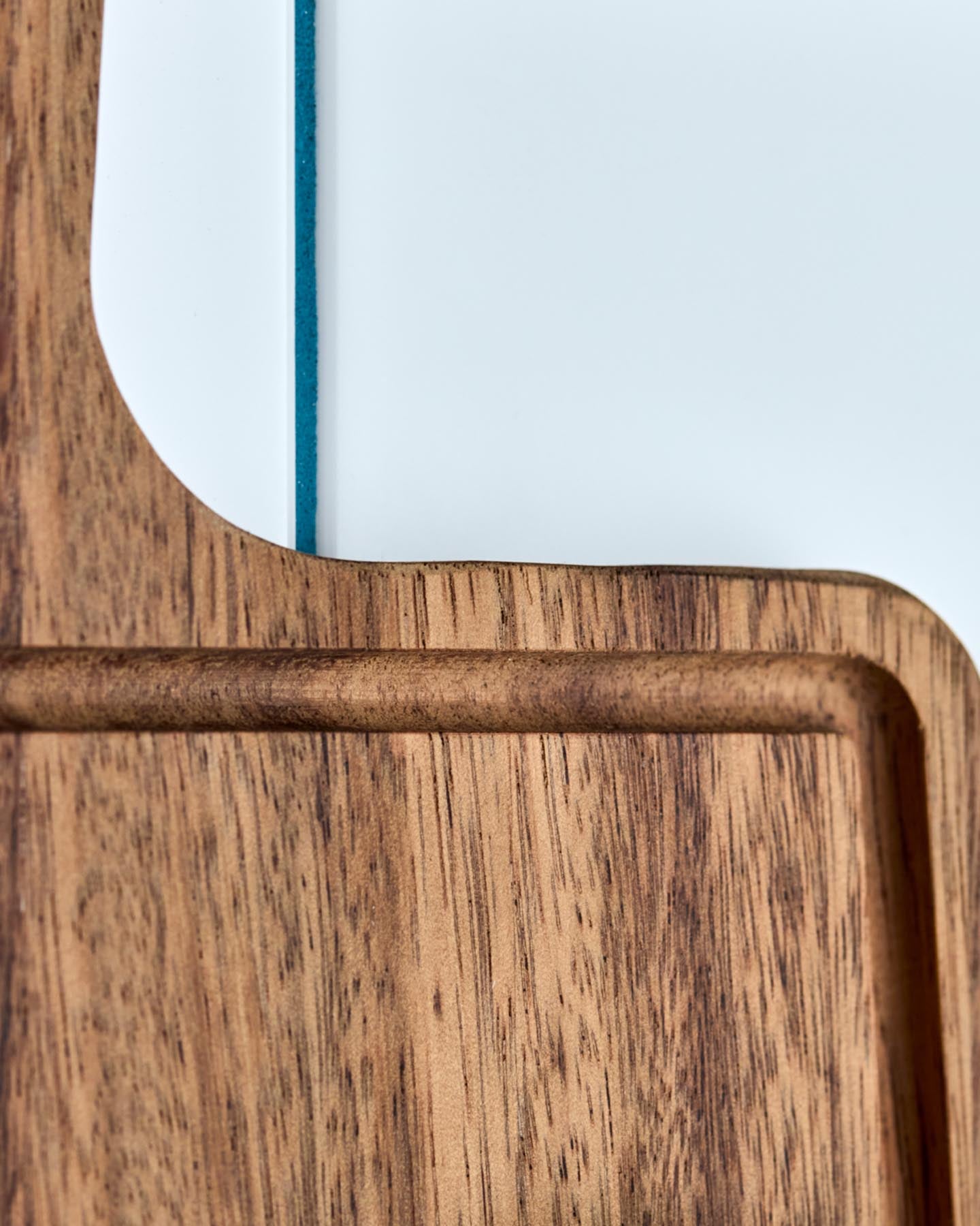 Entdecken Sie das elegante Schneidebrett HDWalnut Natur von House Doctor – ein stilvolles Küchenaccessoire aus hochwertigem Walnussholz, ideal zum Schneiden und Servieren.