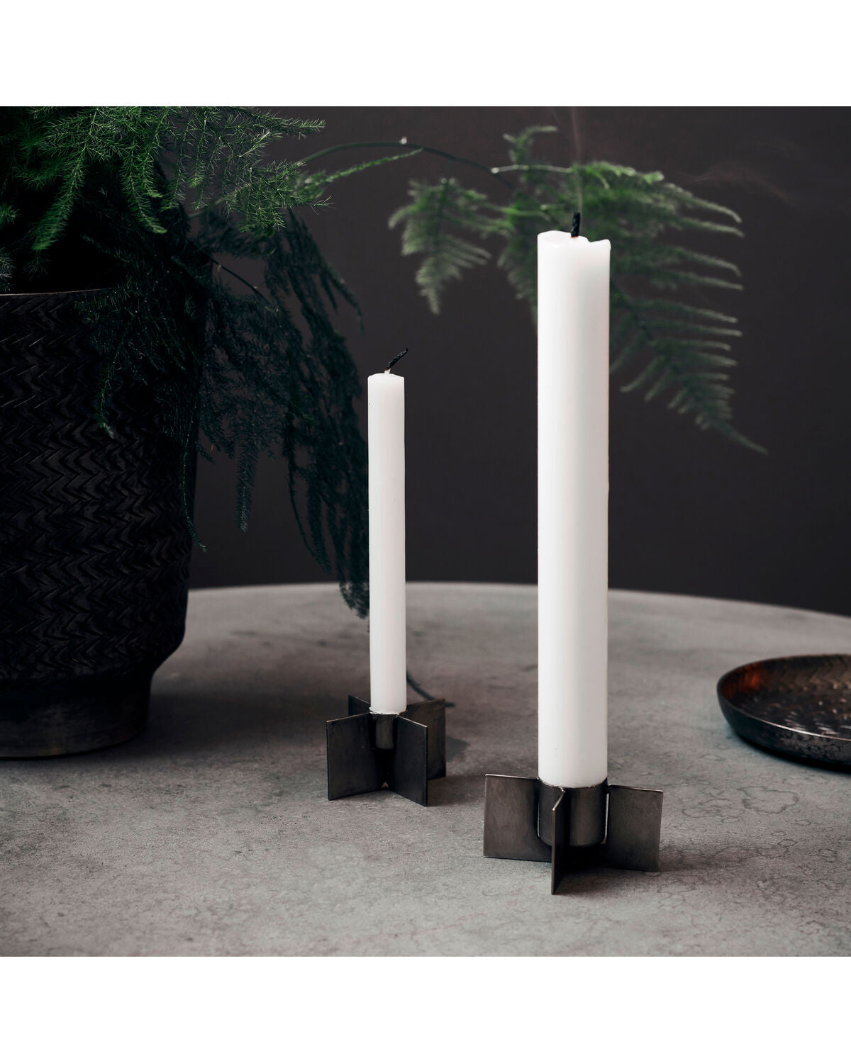 Eleganter Kerzenständer "Wing" aus rohem Eisen, ideal für eine moderne und rustikale Einrichtung, schafft stimmungsvolle Lichtakzente.