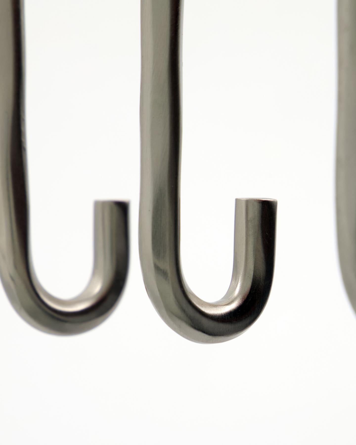 Verleihen Sie Ihrem Raum mit dem Rack HDWelo von House Doctor einen Hauch von Eleganz. Handgefertigt aus Edelstahl mit gebürstetem Silber-Finish, bietet es praktische Haken für Handtücher und mehr.