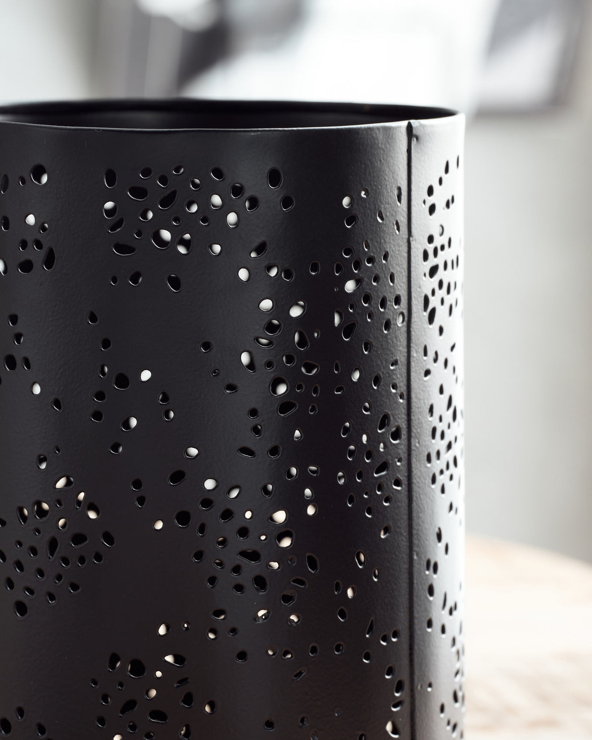 Teelichthalter, HDRando, Schwarz in Schwarz präsentiert im Onlineshop von KAQTU Design AG. Kerzenständer ist von House Doctor