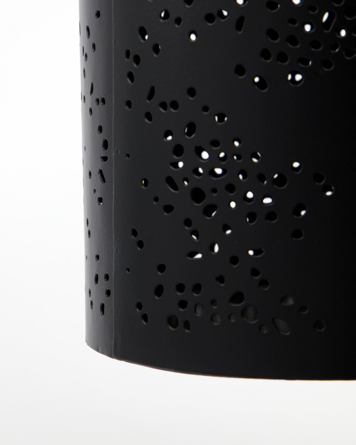 Teelichthalter, HDRando, Schwarz in Schwarz präsentiert im Onlineshop von KAQTU Design AG. Kerzenständer ist von House Doctor