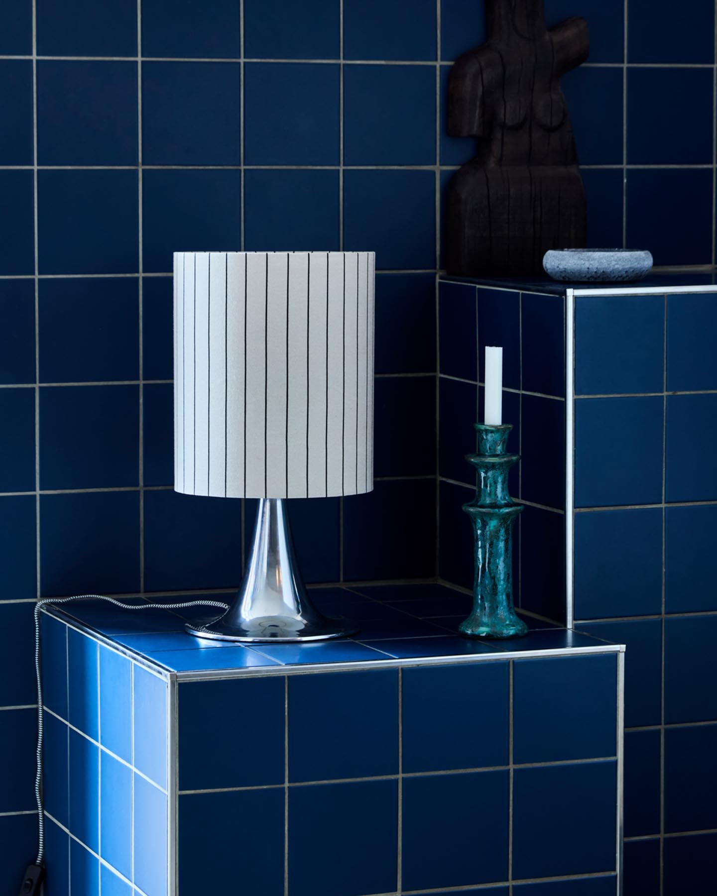 Verleihen Sie Ihrem Raum mit der HDTulip Tischleuchte von House Doctor einen Hauch von Eleganz. Ihr silbernes Finish und das einzigartige Design machen sie zum perfekten Blickfang.