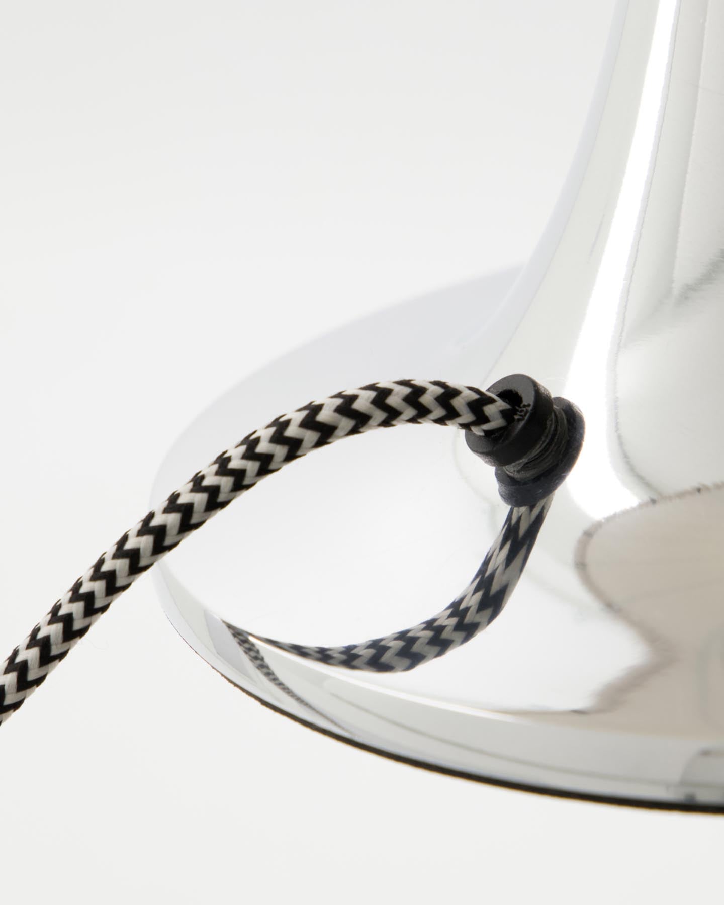 Die Tischleuchte HDTulip von House Doctor vereint modernes Design mit zeitloser Eleganz. Ihr silbernes Finish und die stilvolle Tulpenform machen sie zum perfekten Blickfang in jedem Zuhause.