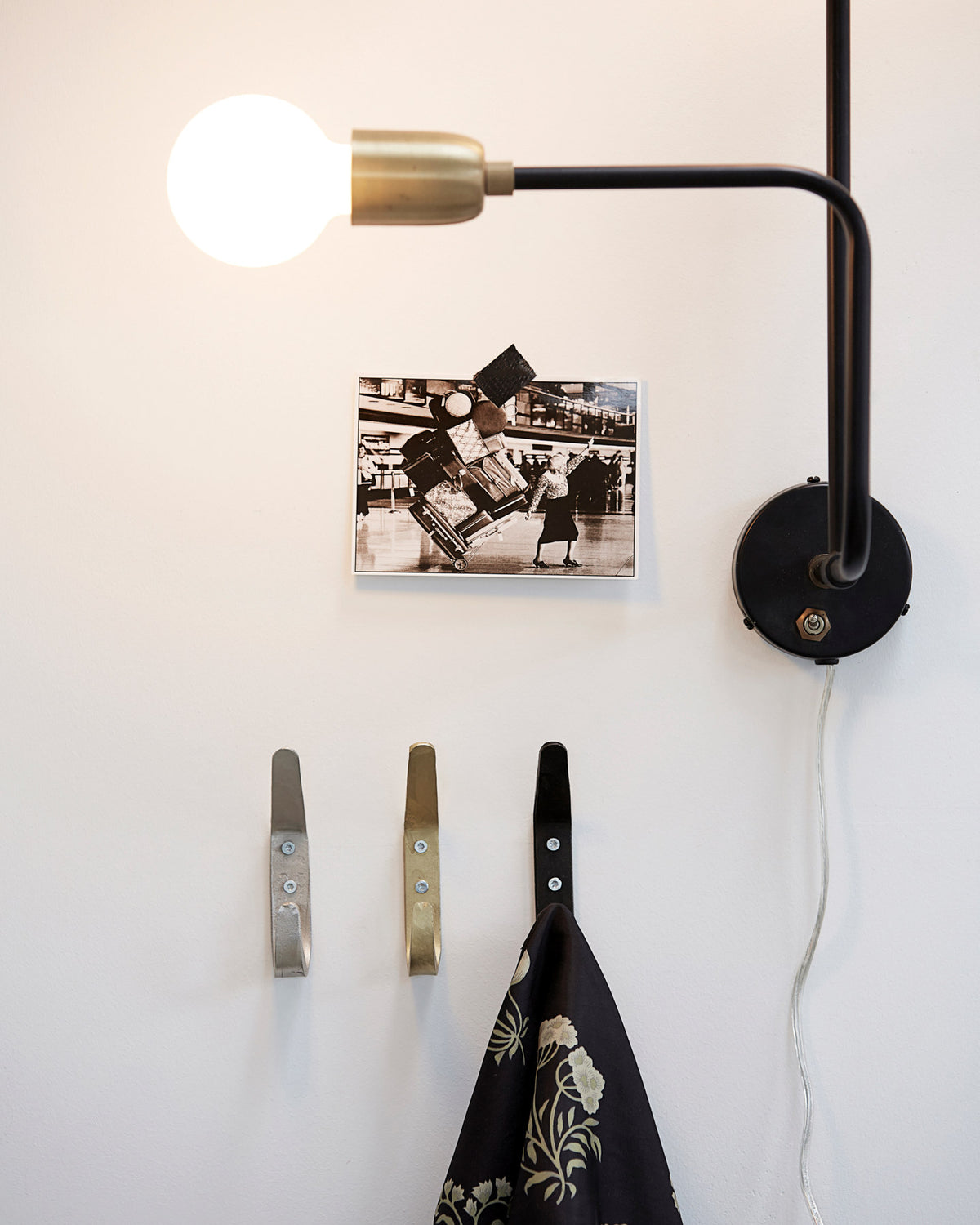 Haken, Forged in Schwarz präsentiert im Onlineshop von KAQTU Design AG. Kleiderhaken ist von House Doctor