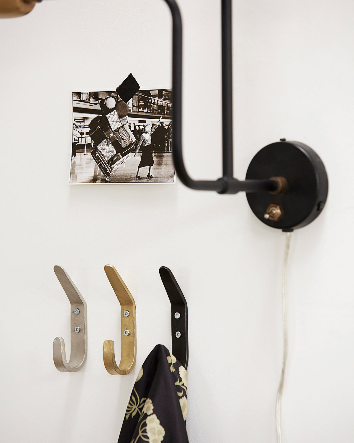 Haken, Forged in Schwarz präsentiert im Onlineshop von KAQTU Design AG. Kleiderhaken ist von House Doctor