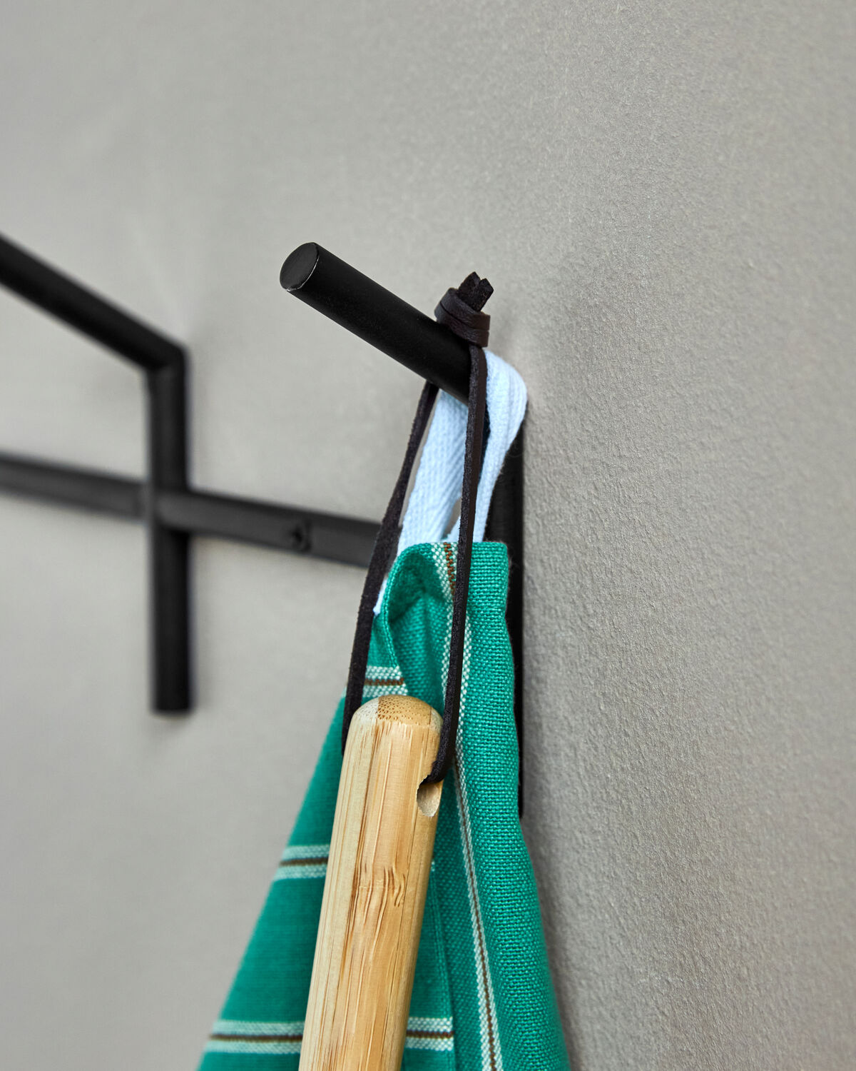 Haken, HDParo, Schwarz in Schwarz präsentiert im Onlineshop von KAQTU Design AG. Kleiderhaken ist von House Doctor