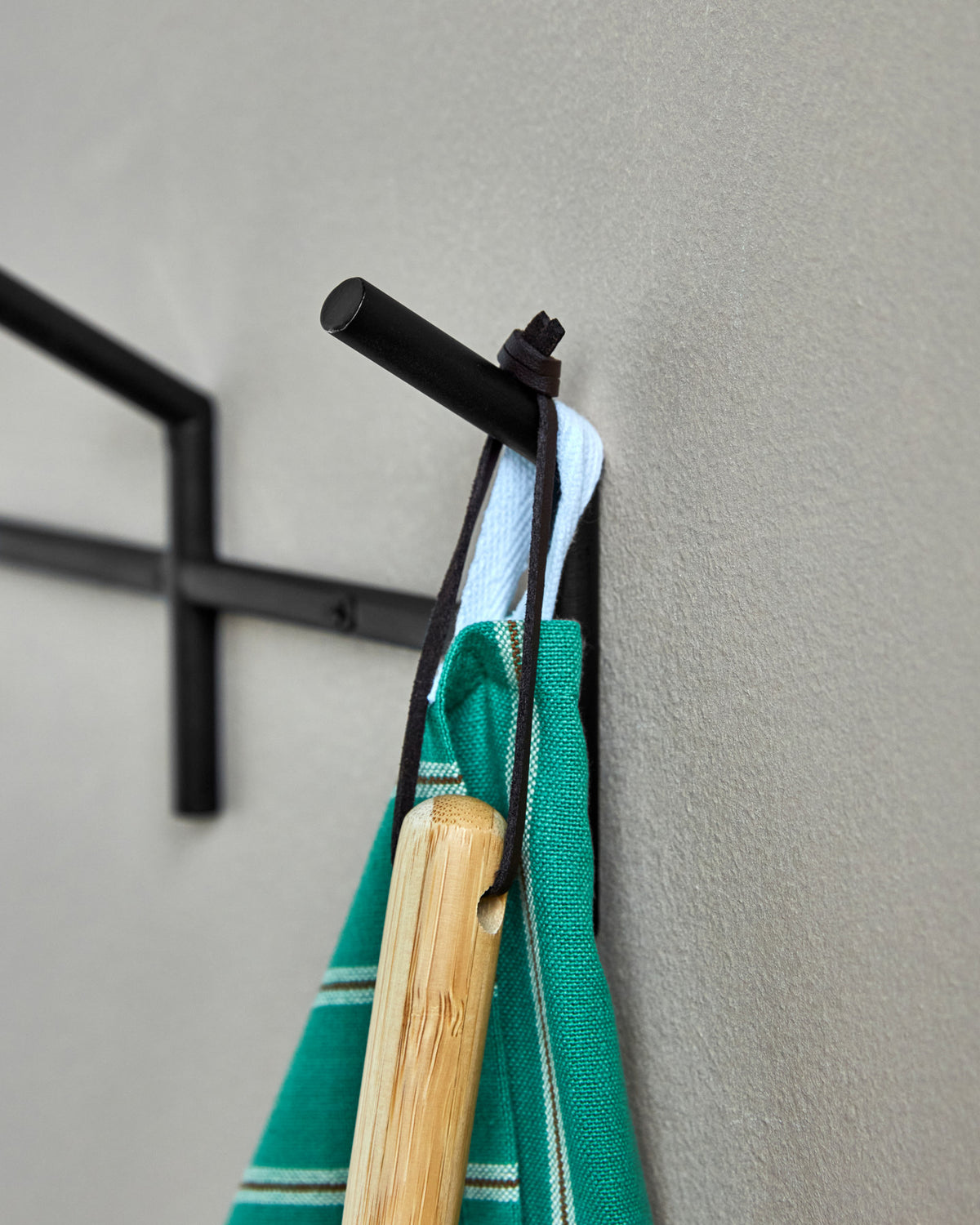 Haken, HDParo, Schwarz in Schwarz präsentiert im Onlineshop von KAQTU Design AG. Kleiderhaken ist von House Doctor