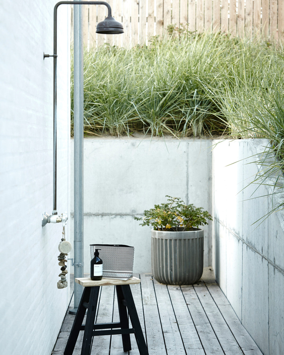 Blumenkasten, Concrete in Hellgrau präsentiert im Onlineshop von KAQTU Design AG. Pflanzentopf Outdoor ist von House Doctor