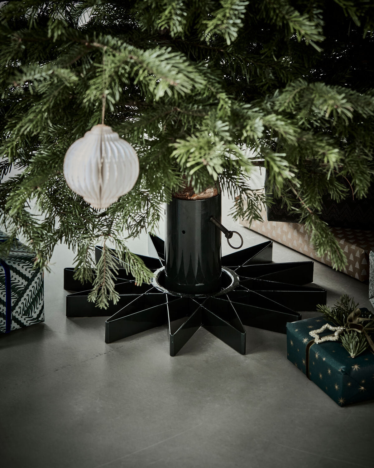 Weihnachtsbaumständer, HDStar, Dunkelgrün in Dunkelgrün präsentiert im Onlineshop von KAQTU Design AG. Aufbewahrungskorb ist von House Doctor