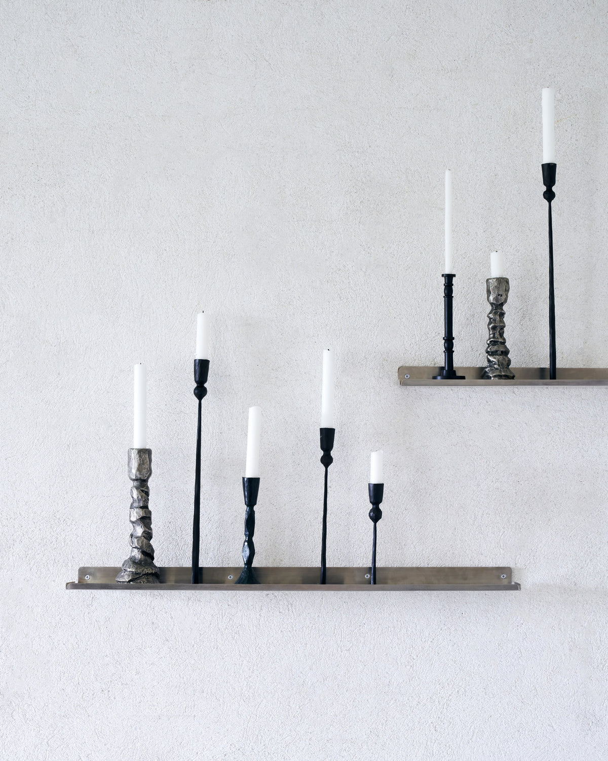 Wandregal HDLedge von House Doctor aus Eisen mit gebürstetem Silber-Finish, schmale Form mit kleiner Kante am Rand zur Ablage von Gegenständen.