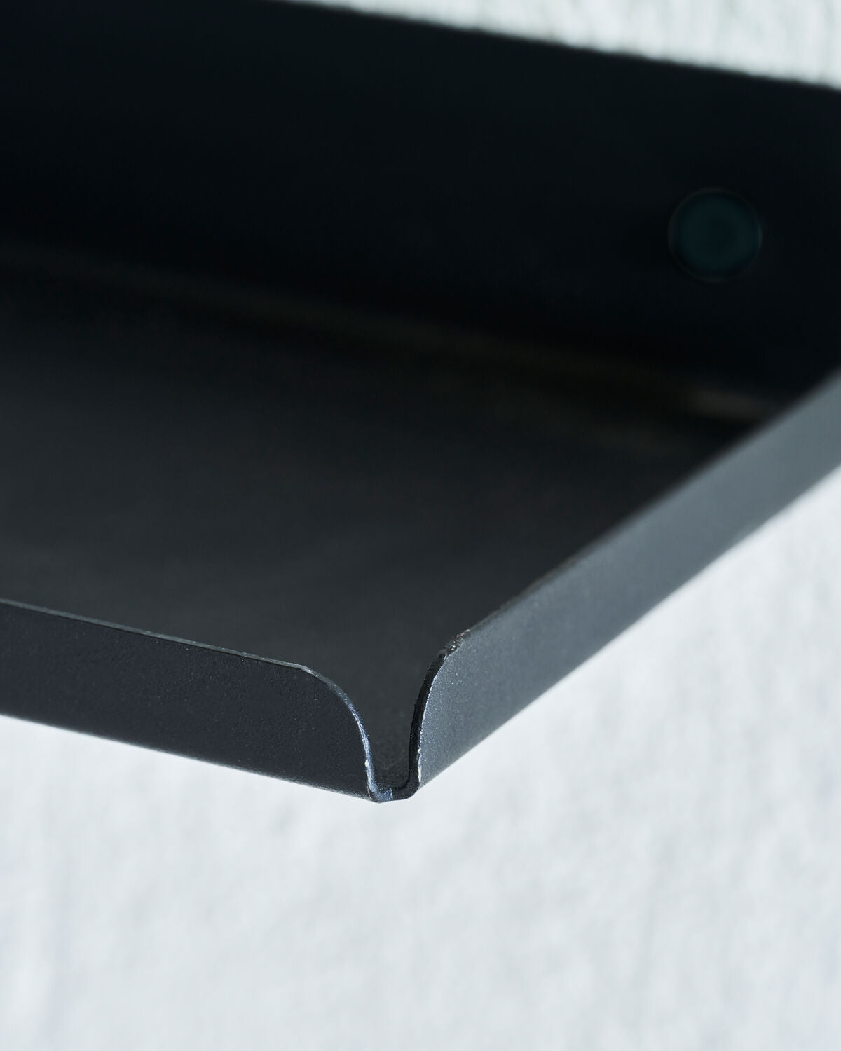 Regal, HDLedge, Schwarz in Schwarz präsentiert im Onlineshop von KAQTU Design AG. Standregal ist von House Doctor