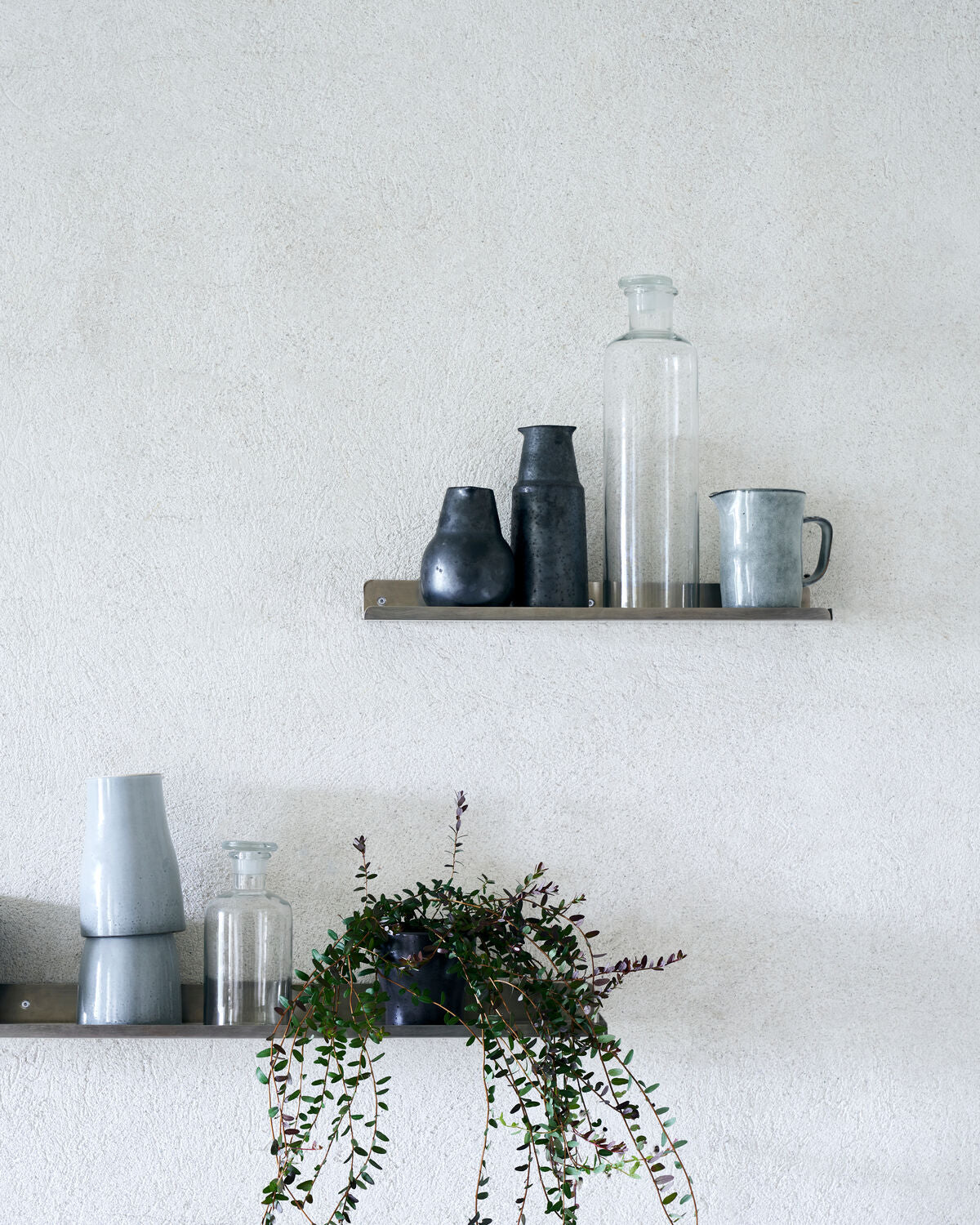 Wandregal HDLedge von House Doctor aus Eisen mit gebürstetem Silber-Finish, schmale Form mit kleiner Kante am Rand zur Ablage von Gegenständen.