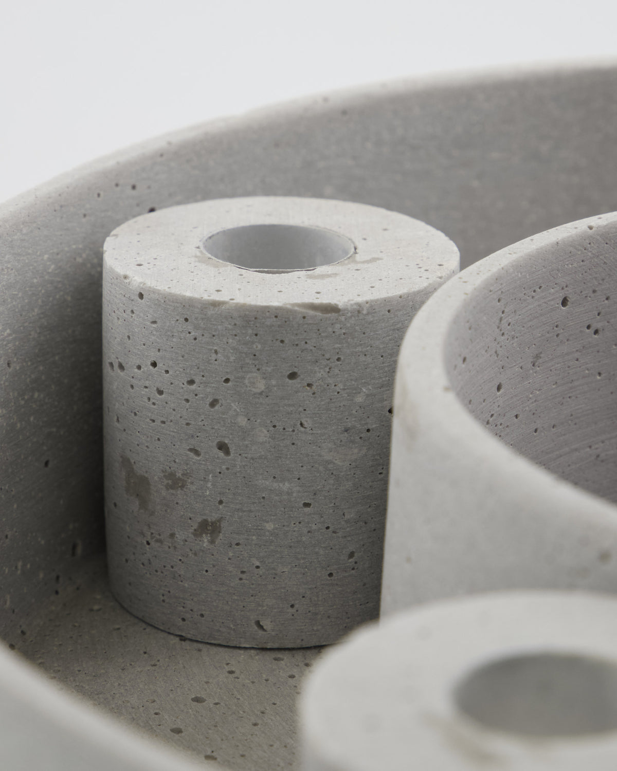 Kerzenständer, The Ring in Grau präsentiert im Onlineshop von KAQTU Design AG. Kerzenständer ist von House Doctor