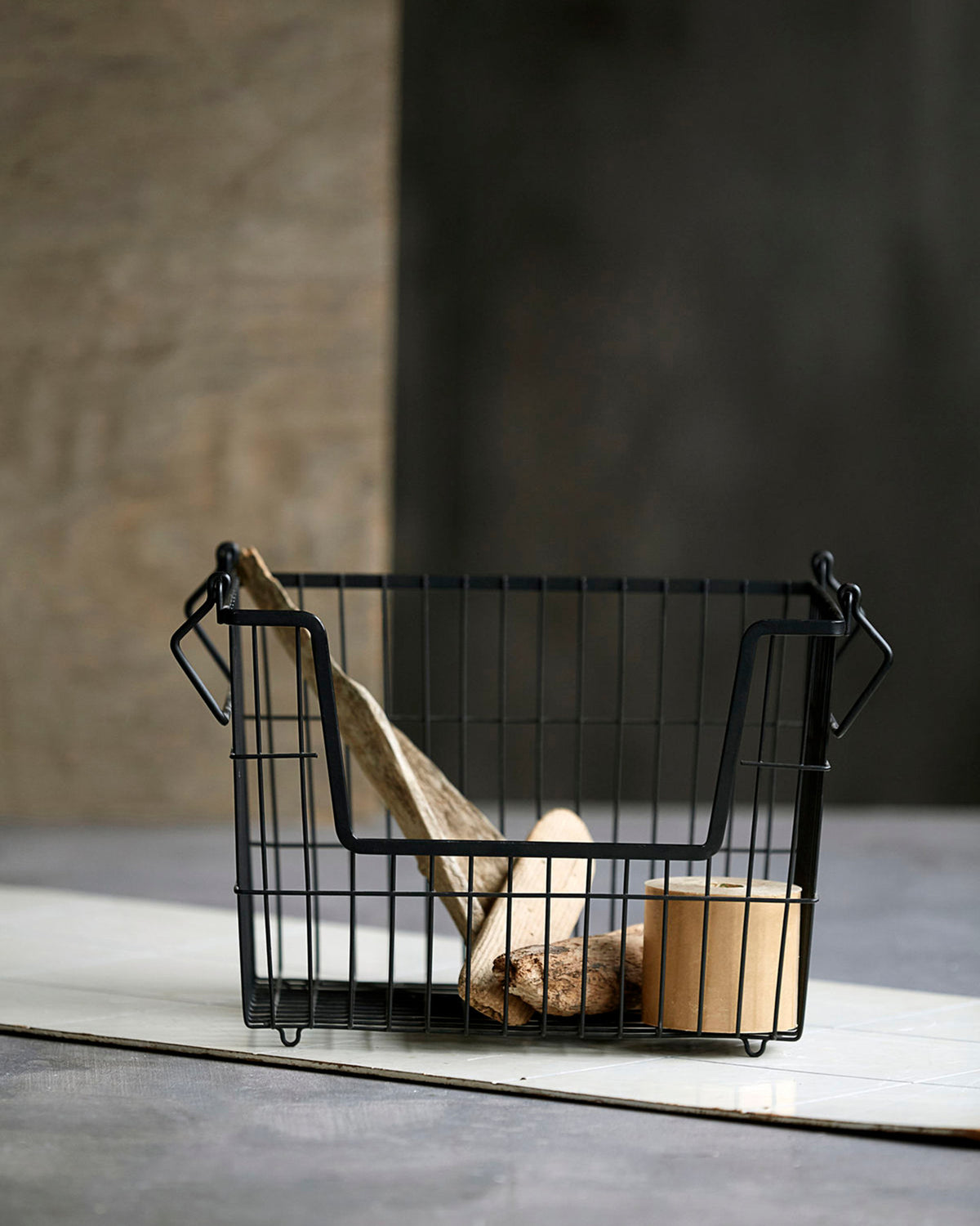 Korb, Taw in Mattschwarz präsentiert im Onlineshop von KAQTU Design AG. Aufbewahrungsbehälter ist von House Doctor