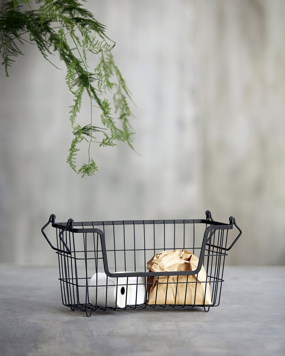 Korb, Taw in Mattschwarz präsentiert im Onlineshop von KAQTU Design AG. Aufbewahrungsbehälter ist von House Doctor