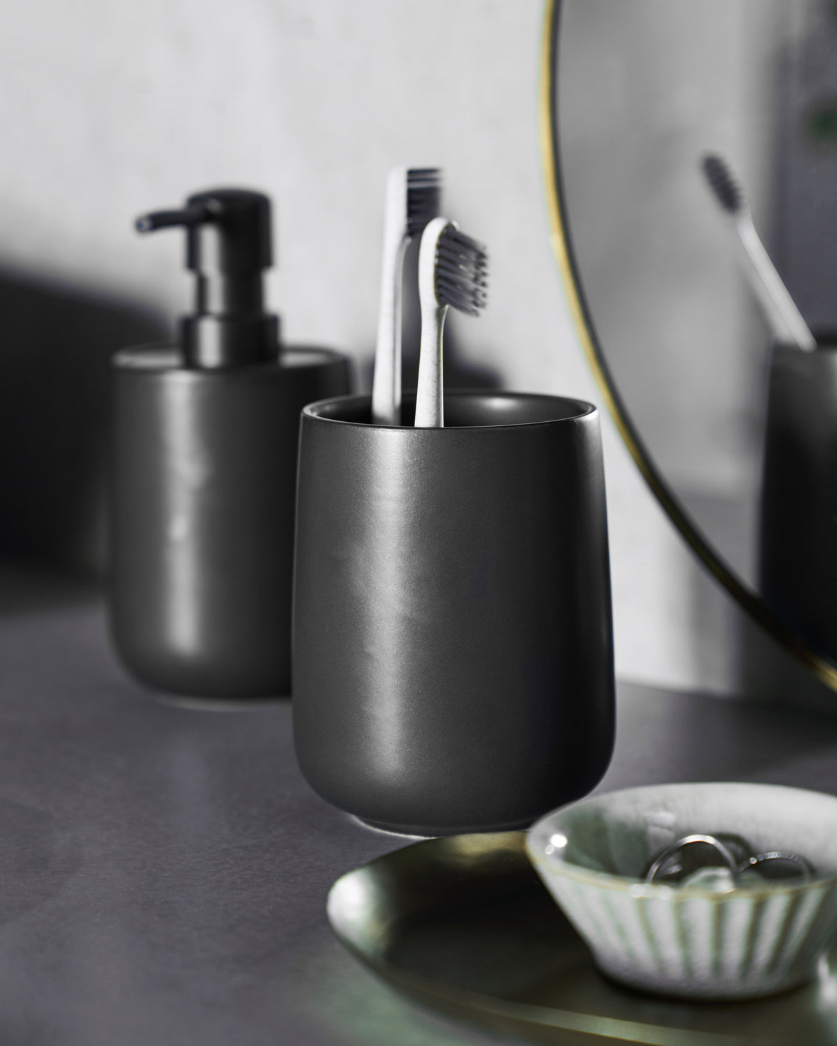 Zahnputzbecher, HDEdga, Schwarz in Schwarz präsentiert im Onlineshop von KAQTU Design AG. Badzubehör ist von House Doctor