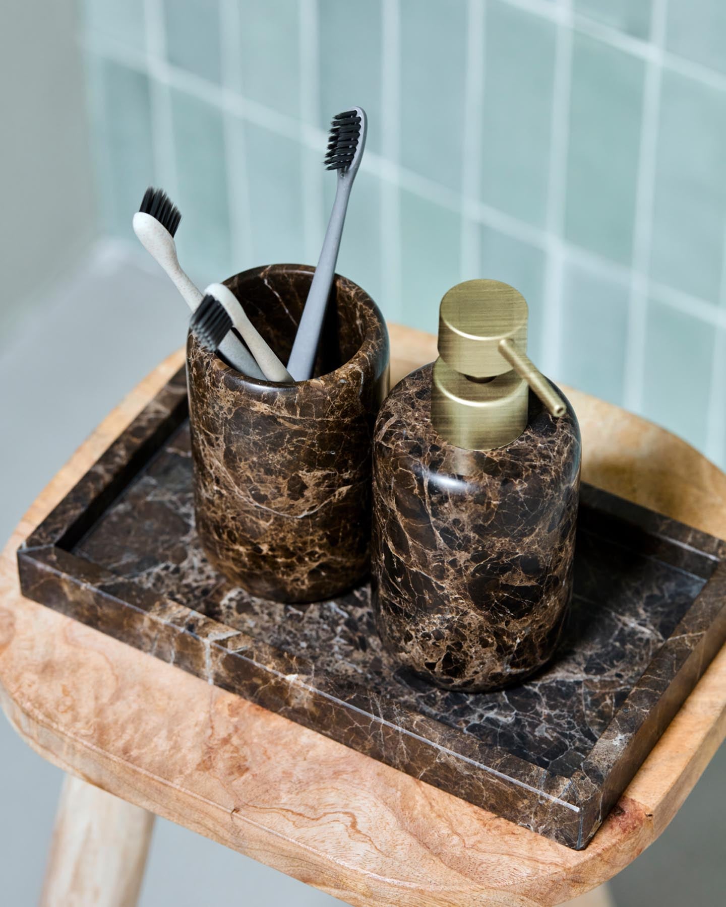 Verleihen Sie Ihrem Badezimmer mit dem Zahnputzbecher HDAble aus edlem braunem Marmor von House Doctor einen Hauch von Luxus und Eleganz.