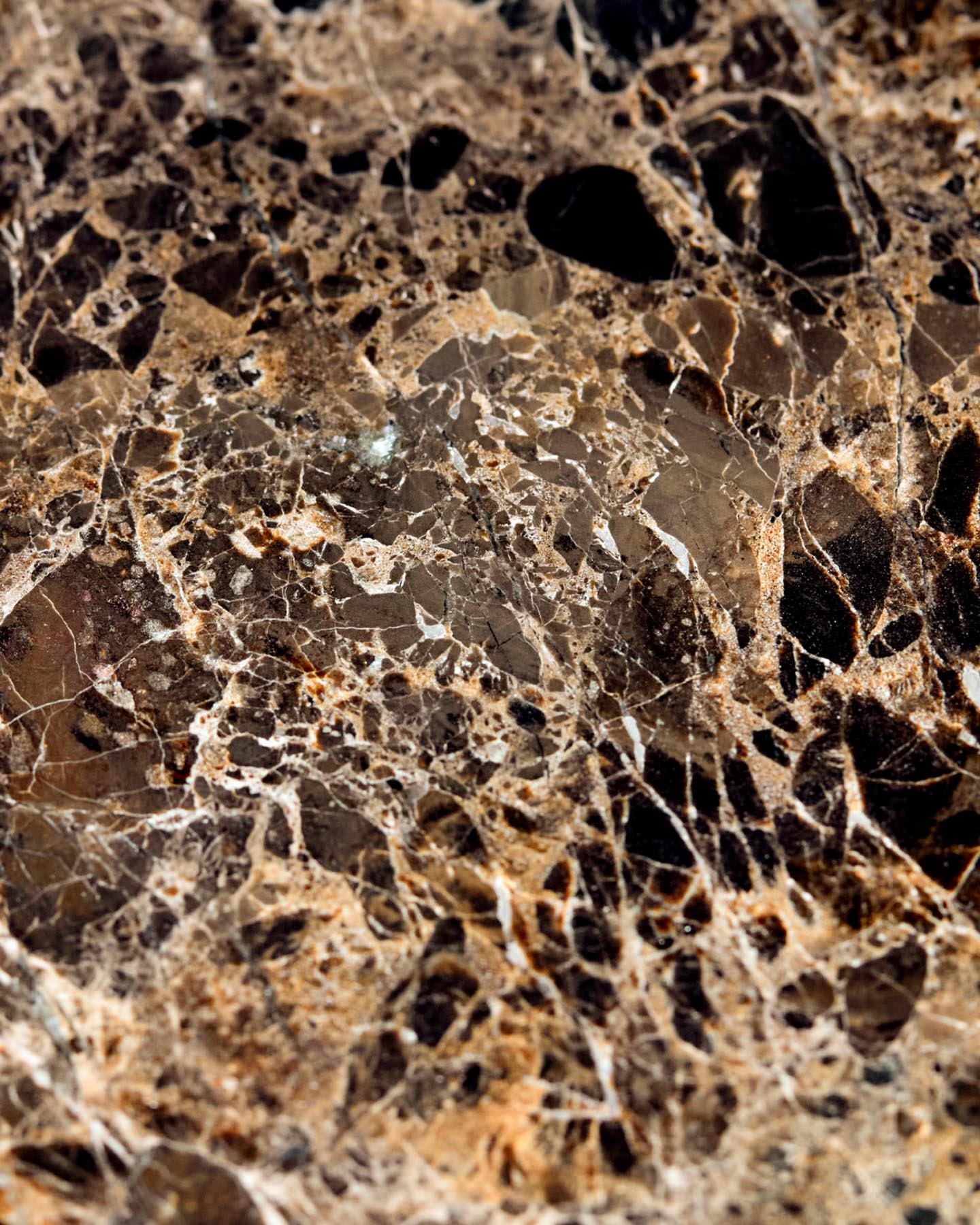 Entdecken Sie das elegante Deko-Tablett HDAble in Braun von House Doctor. Aus hochwertigem Marmor gefertigt, verleiht es jedem Raum einen Hauch von Luxus.