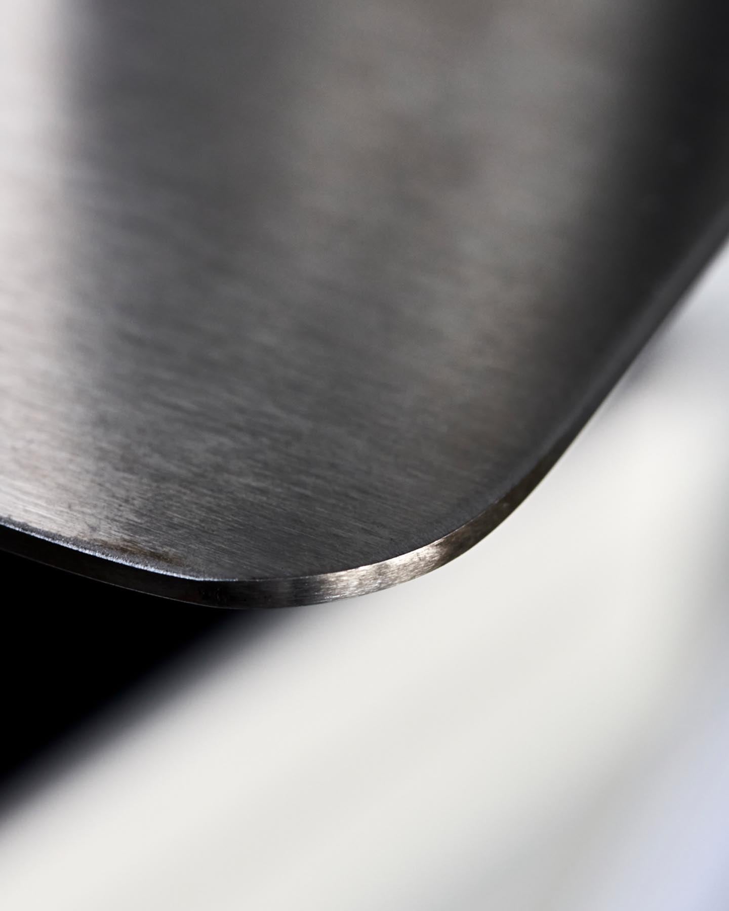 Entdecken Sie das stilvolle HDBook Wandregal von House Doctor mit elegantem gebürstetem Silber-Finish. Perfekt für moderne Wohnräume!