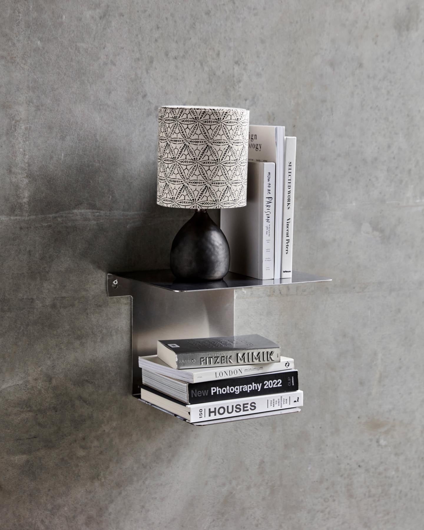 Verleihen Sie Ihrem Zuhause mit dem HDBook Wandregal von House Doctor einen Hauch von Eleganz. Das gebürstete Silber-Finish und das minimalistische Design machen es zum idealen Möbelstück für jeden Raum.