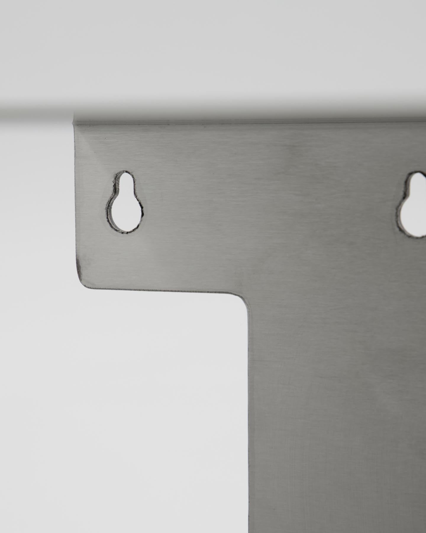 Entdecken Sie das HDBook Wandregal von House Doctor – ein stilvolles Regal mit gebürstetem Silber-Finish, das modernes Design und Funktionalität vereint.