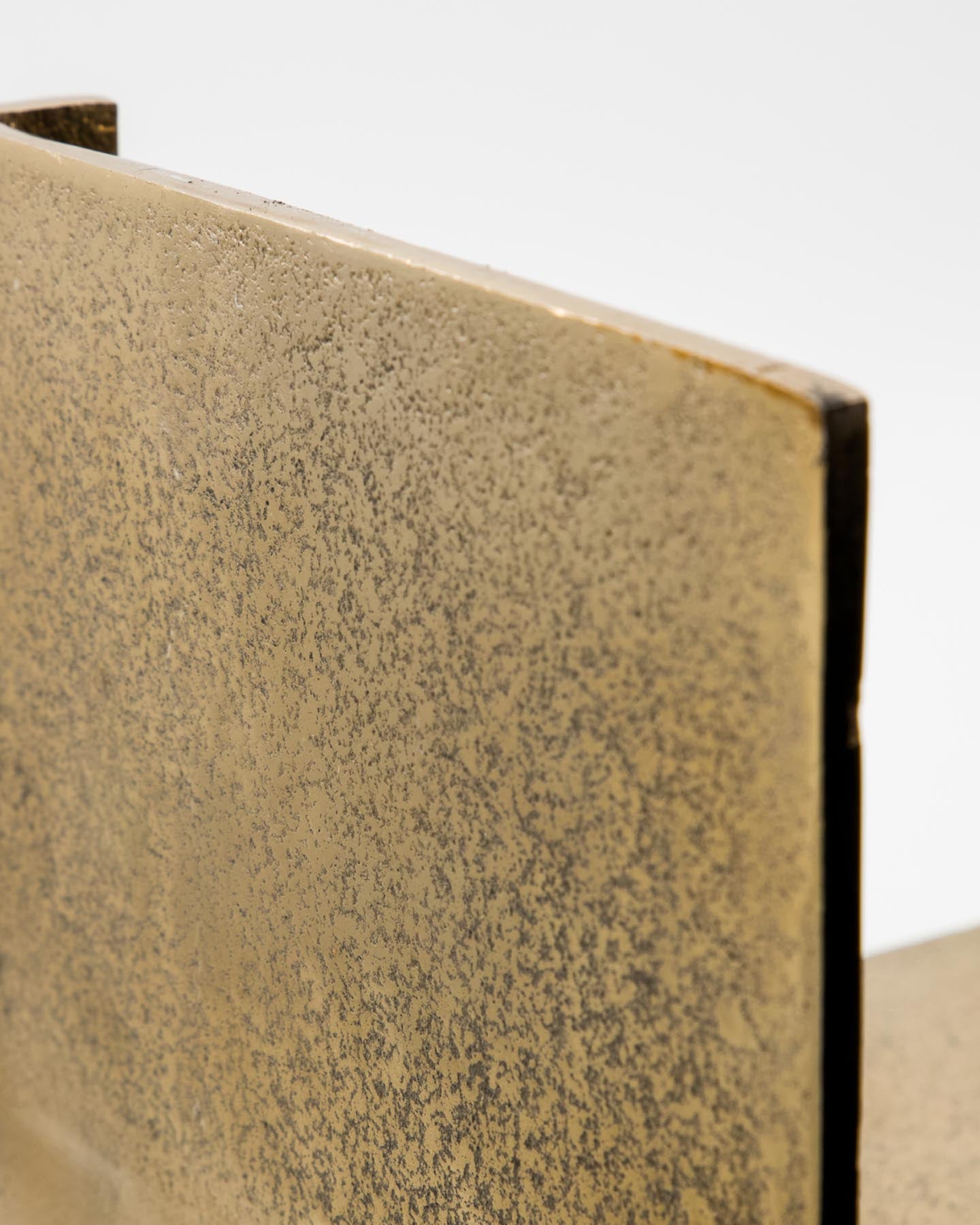 Setzen Sie mit dem HDBoxie Wandregal in Gold von House Doctor elegante Akzente in Ihrem Zuhause – ein handgefertigtes Highlight für jeden Raum!