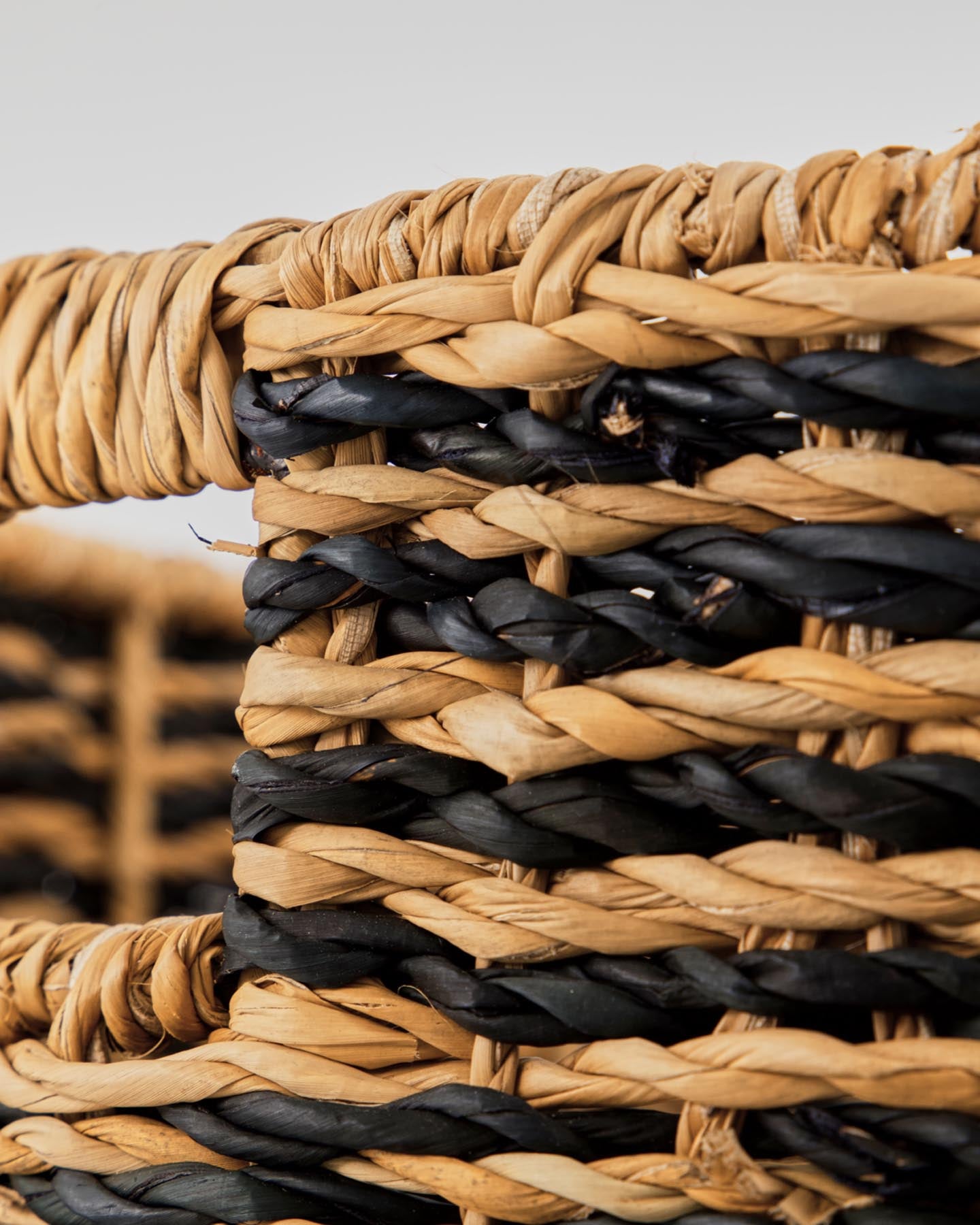 Die Wäschekörbe HDCesto von House Doctor bieten stilvolle Aufbewahrungslösungen aus handgeflochtenem Seegras, ideal für jedes Zuhause.