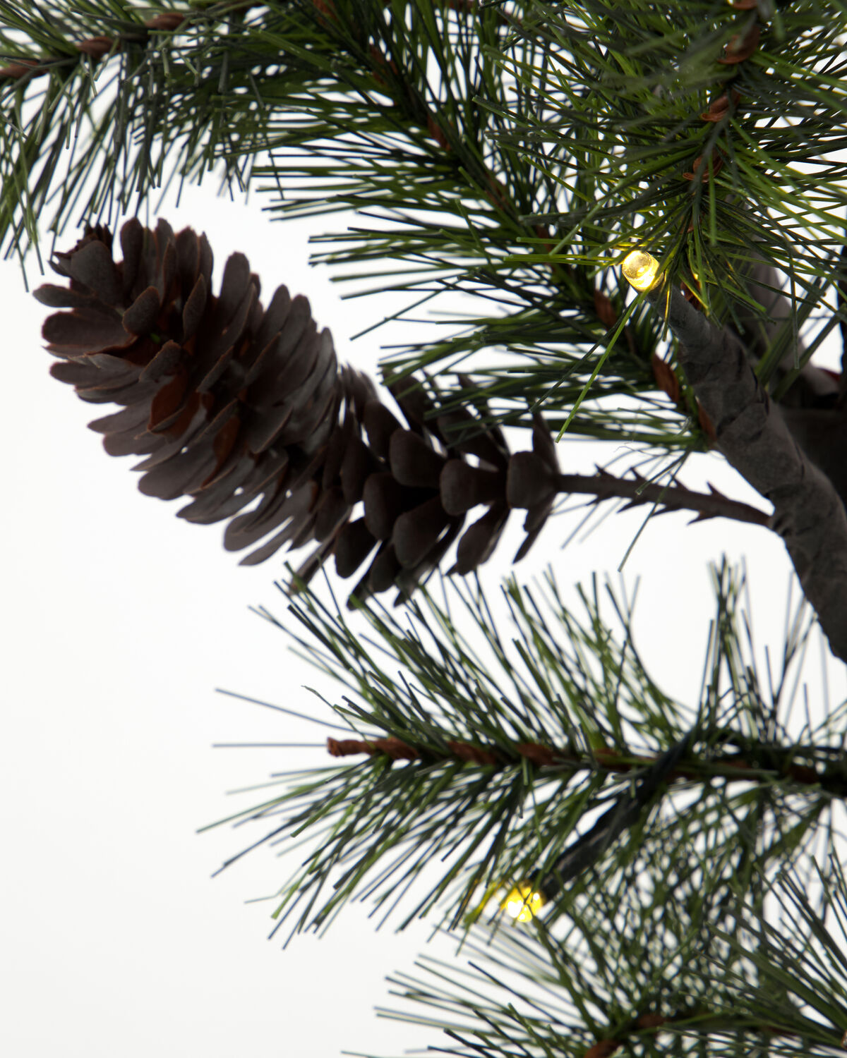 Natürlicher Weihnachtszweig aus HDPeuce, ideal für festliche Arrangements und um eine warme, einladende Stimmung zu schaffen.